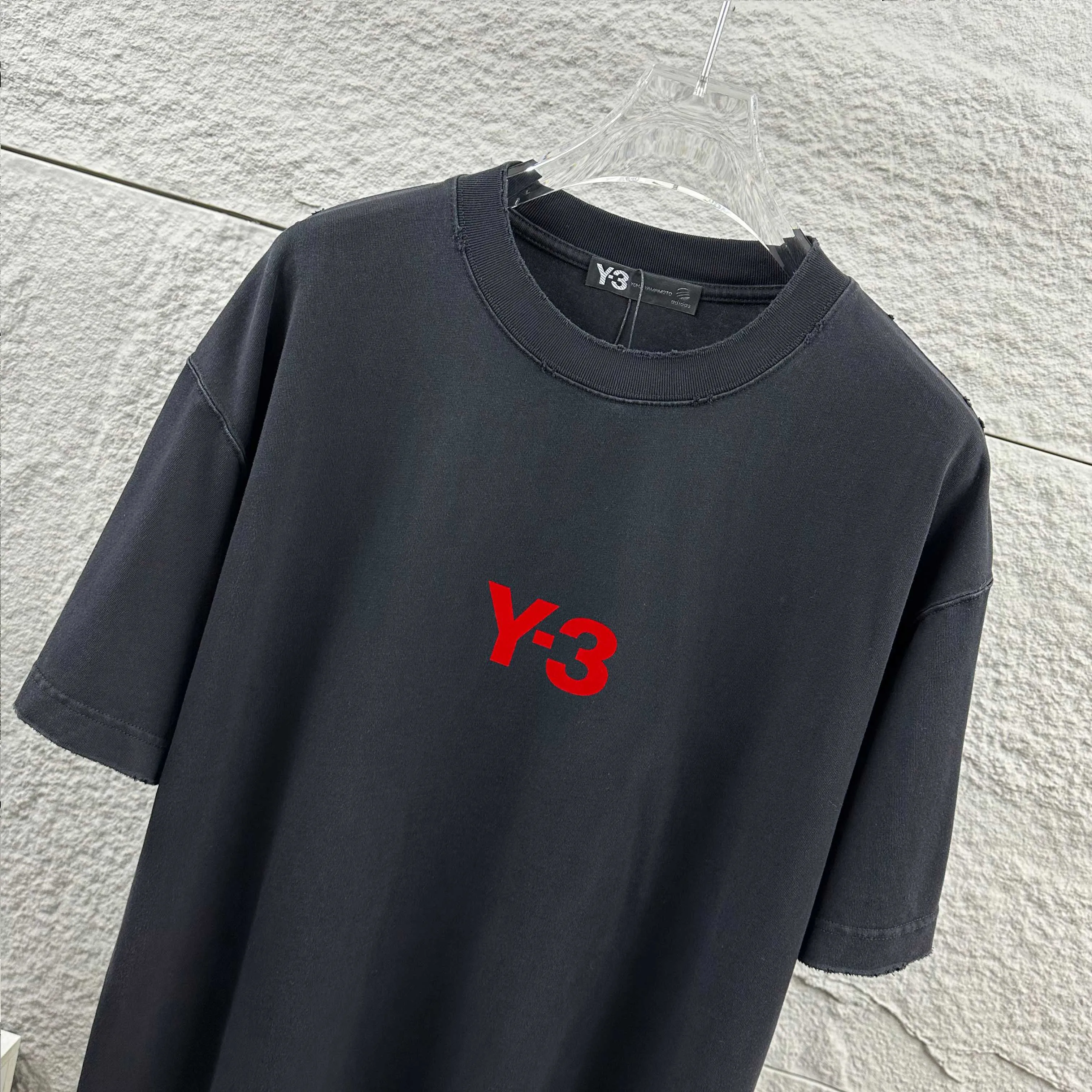 Y 3* Yamamoto Yoshi*ji 2025 spring and summer New Arrival Heavy duty worn washed style with distressed lettering three-dimensional flocking technology Customized pure cotton fabric Short-sleeved T-shirt Men and women Same Style Size: S size (100-140 catties) M size (130-160 catties) L size (150-175 catties) XL size (160-185 catties) XXL size (180 catties) Color: Washed Gray, Washed Purple, Washed Black