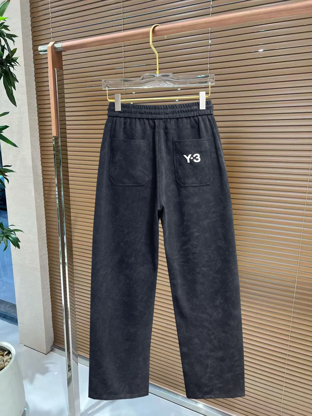Y 3 🆕2026 Autumn and Winter New Arrival trousers and casual pants🎁 are on sale simultaneously on the official website. Brand Classic LOGO casual pants, customized fabrics, excellent comfort and strong touch. Highly recognisable, perfect appearance and craftsmanship. Size:M-3XL