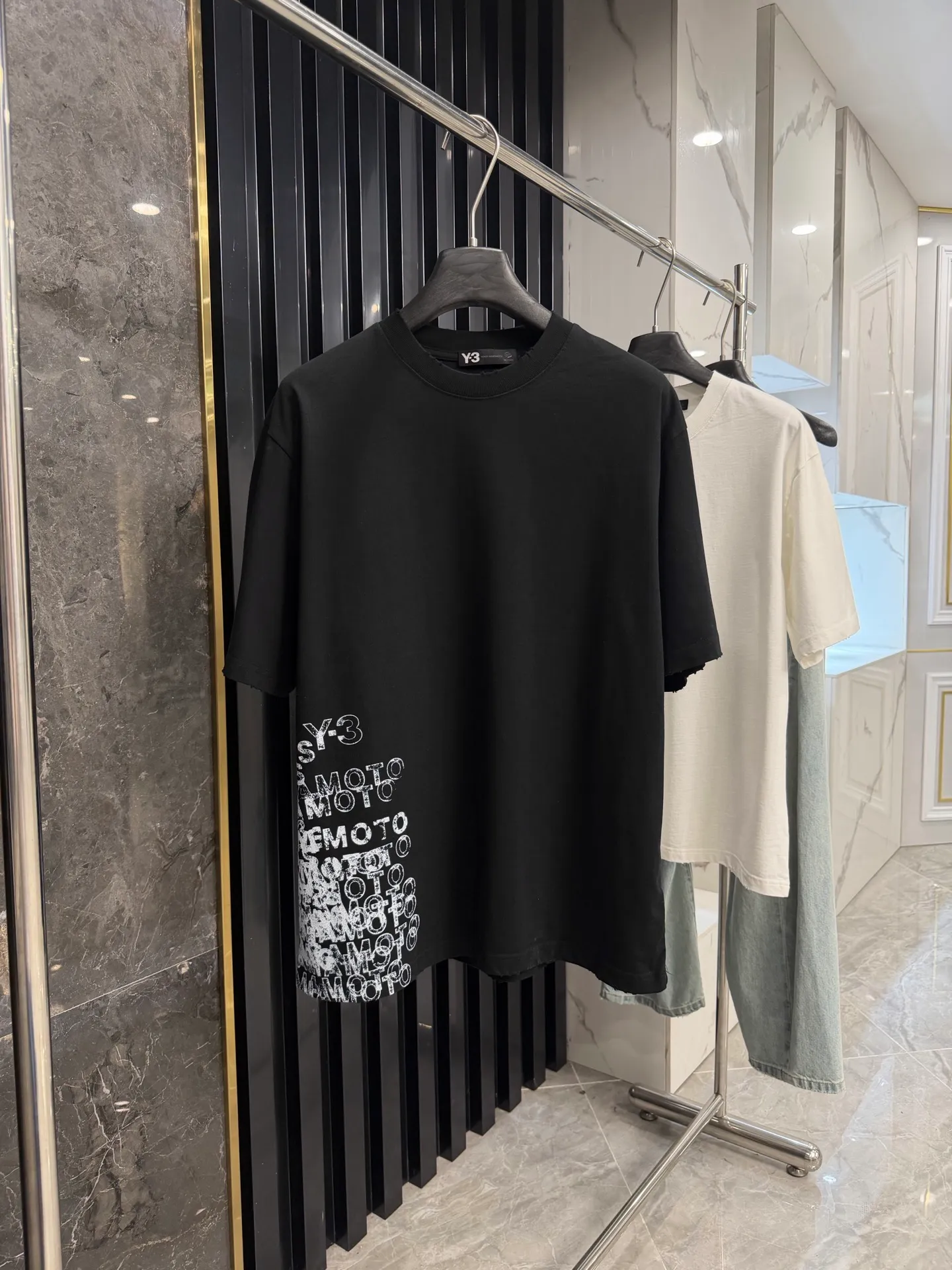 Y 3 2026 Spring and Summer New Arrival. The workmanship is fine and perfect. The fabric is exclusively customized and dyed. It is soft, comfortable and non-deformable. Oversize loose version. Same Style for men and women. Welcome to compare. Color: Black White SIZE: S M L XL Style No. 7133
