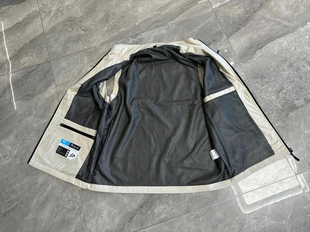 Y-3 Y 3 Autumn outdoor sports and leisure soft shell stand-up collar vest color: Black Cream White Size: L It doesn’t matter who you choose, it can be worn by both men and women, and it looks great as a couple costume! The most popular jacket in the world! Super functional! No Regret Series! Suitable for urban outdoor use, daily wear for self-driving outings, and can be used by both men and women! The fabric of this softshell jacket is windproof and water-repellent, highly Wear-Resistant and Breathable. Its simple cut can be layered with other light clothing, and its patchwork design ensures freedom of movement. Can be used by people with various needs! Versatile is perfect for daily sports and leisure! Premium atmosphere! The love that no amount of gorgeous words can express ~