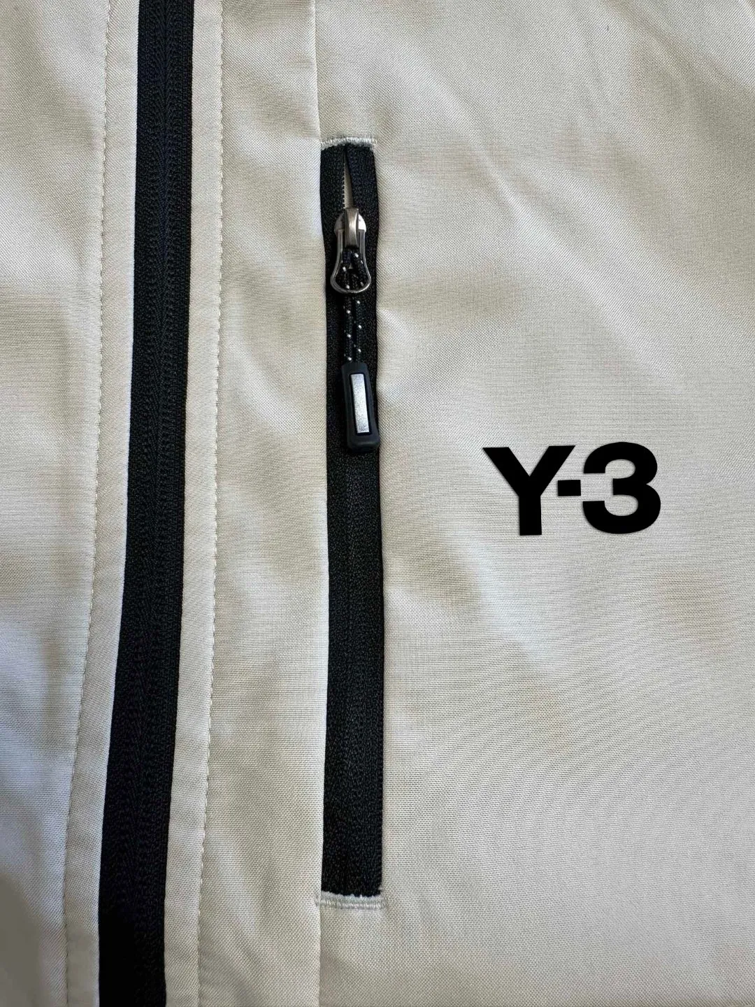 Y-3 Y 3 Autumn outdoor sports and leisure soft shell stand-up collar vest color: Black Cream White Size: L It doesn’t matter who you choose, it can be worn by both men and women, and it looks great as a couple costume! The most popular jacket in the world! Super functional! No Regret Series! Suitable for urban outdoor use, daily wear for self-driving outings, and can be used by both men and women! The fabric of this softshell jacket is windproof and water-repellent, highly Wear-Resistant and Breathable. Its simple cut can be layered with other light clothing, and its patchwork design ensures freedom of movement. Can be used by people with various needs! Versatile is perfect for daily sports and leisure! Premium atmosphere! The love that no amount of gorgeous words can express ~