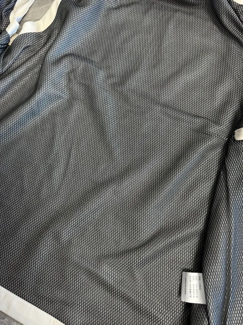 Y-3 Y 3 Autumn outdoor sports and leisure soft shell stand-up collar vest color: Black Cream White Size: L It doesn’t matter who you choose, it can be worn by both men and women, and it looks great as a couple costume! The most popular jacket in the world! Super functional! No Regret Series! Suitable for urban outdoor use, daily wear for self-driving outings, and can be used by both men and women! The fabric of this softshell jacket is windproof and water-repellent, highly Wear-Resistant and Breathable. Its simple cut can be layered with other light clothing, and its patchwork design ensures freedom of movement. Can be used by people with various needs! Versatile is perfect for daily sports and leisure! Premium atmosphere! The love that no amount of gorgeous words can express ~