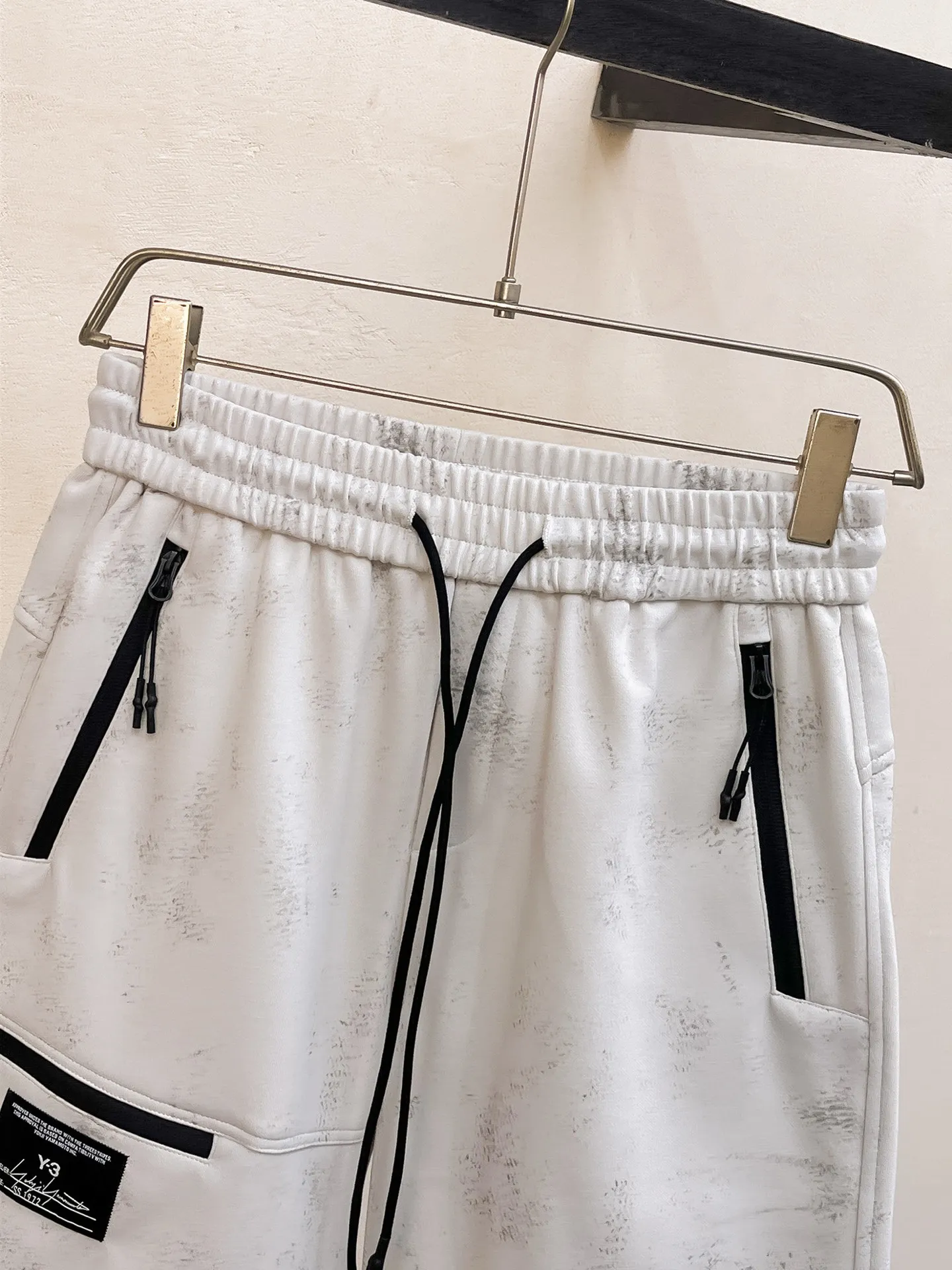 Y 3 Complete three standards 2026 summer New Arrival men's casual shorts, advanced custom-made Breathable fabric Breathable fabric with high elasticity and comfort, impeccable details, top-grade accessories, original logo design concept, delicate and soft feel! The upper body fit is awesome! Size: M-XXXL Please state your height and weight when ordering