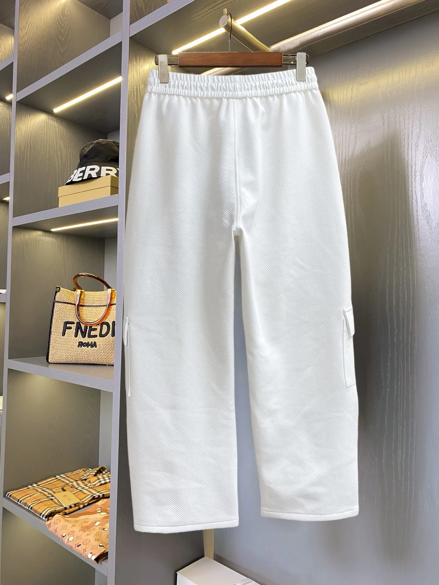 Y 3 [Higher version] The latest products for autumn and winter 2026, available at the counter simultaneously, original goods, fashionable casual trousers and casual pants, using imported original fabrics, top-grade embroidery 🪡 craft letter pattern logo, original hardware accessories decoration, simple yet fashionable, fashionable and handsome upper body, Sizes: M-3XL