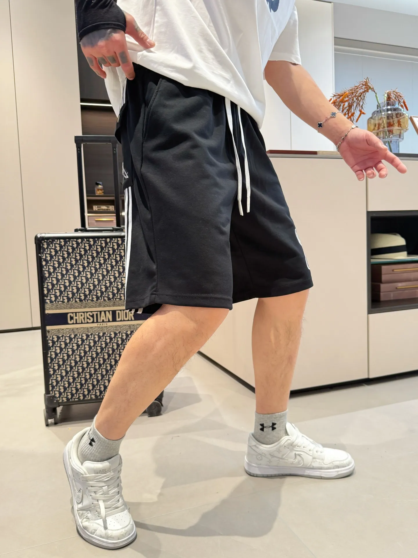 Y 3 Complete three standards 2026 summer New Arrival men's casual shorts, advanced custom-made Breathable fabric Breathable fabric with high elasticity and comfort, impeccable details, top-grade accessories, original logo design concept, delicate and soft feel! The upper body fit is awesome! Size: M-XXXL Please state your height and weight when ordering