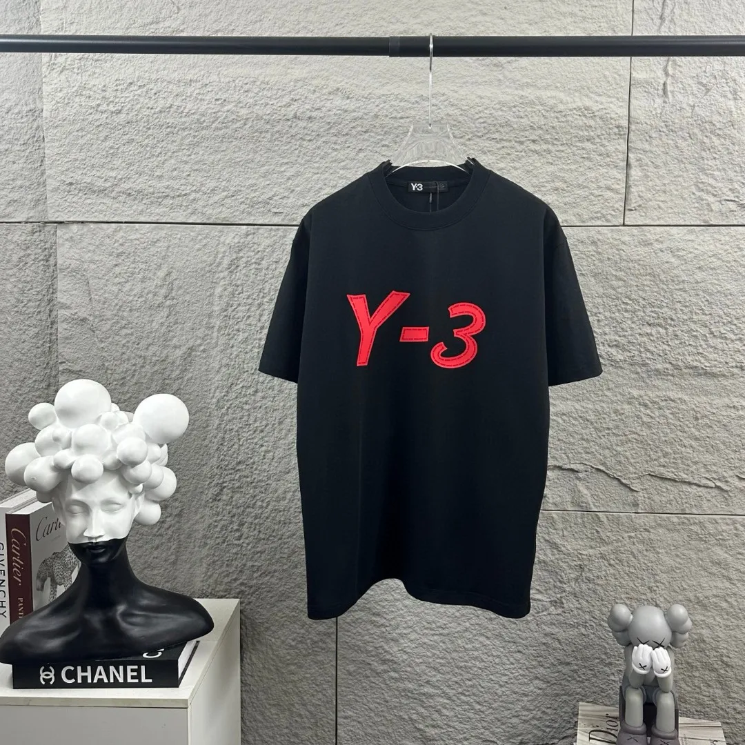Y 3*Yamamoto*Yoji 2026 Spring and Summer New Arrival Simple signature letters three-dimensional thick plate silicone technology Y-3 Customized double yarn plain cotton fabric Short-sleeved T-shirt Men and women Same Style Color: Black White Size: S (90-130 pounds) M (120-150 pounds) L (140-165 pounds) XL (160-180 pounds) XXL (180 kilograms)