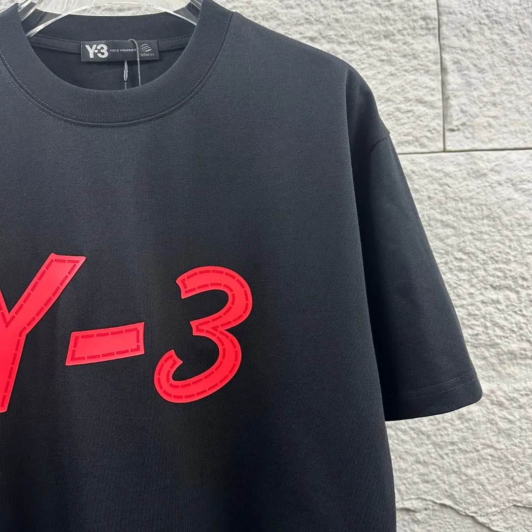 Y 3*Yamamoto*Yoji 2026 Spring and Summer New Arrival Simple signature letters three-dimensional thick plate silicone technology Y-3 Customized double yarn plain cotton fabric Short-sleeved T-shirt Men and women Same Style Color: Black White Size: S (90-130 pounds) M (120-150 pounds) L (140-165 pounds) XL (160-180 pounds) XXL (180 kilograms)