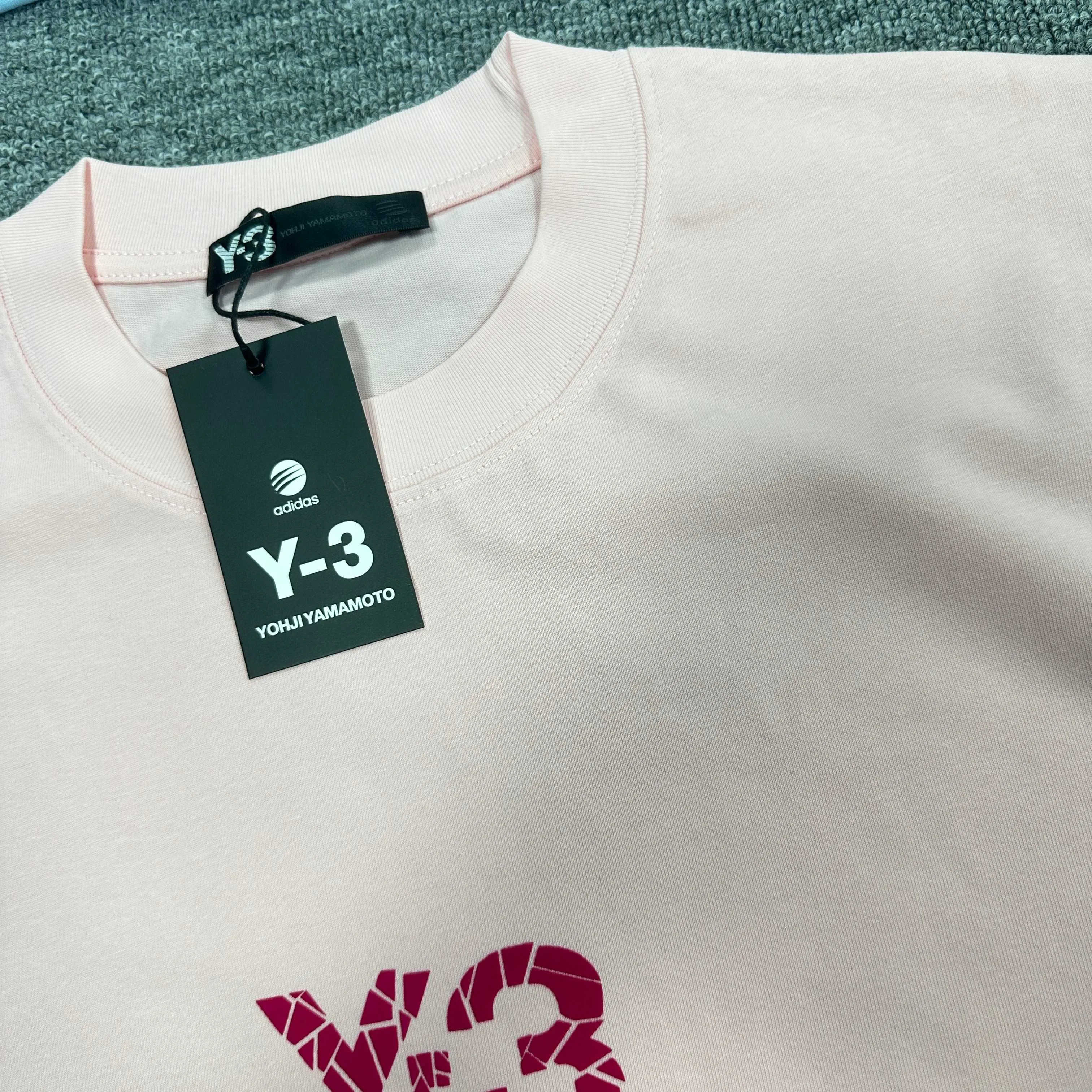Y 3*Yamamoto*Yoji 2025 Spring and Summer New Arrival Simple signature letters three-dimensional flocking three-dimensional technology Y-3 Customized double yarn plain cotton fabric Short-sleeved T-shirt Men and women Same Style Color: Black White Light Pink Light Blue Size: S (90-130 catties) M (120-150 catties) L (140-165 catties) XL (160-180 catties) XXL (180 pounds)