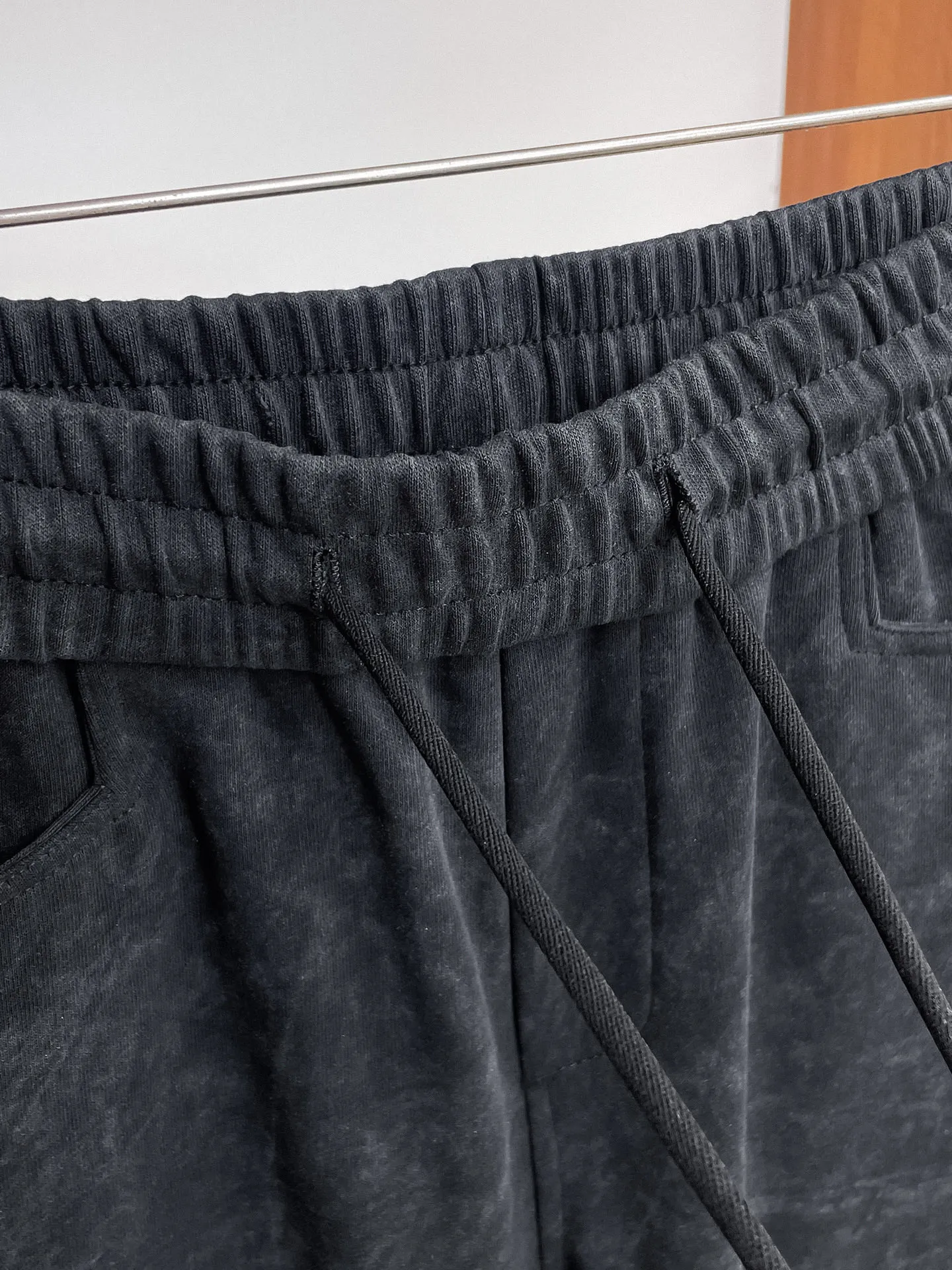 Y 3 🆕2026 Autumn and Winter New Arrival trousers and casual pants🎁 are on sale simultaneously on the official website. Brand Classic LOGO casual pants, customized fabrics, excellent comfort and strong touch. Highly recognisable, perfect appearance and craftsmanship. Size:M-3XL