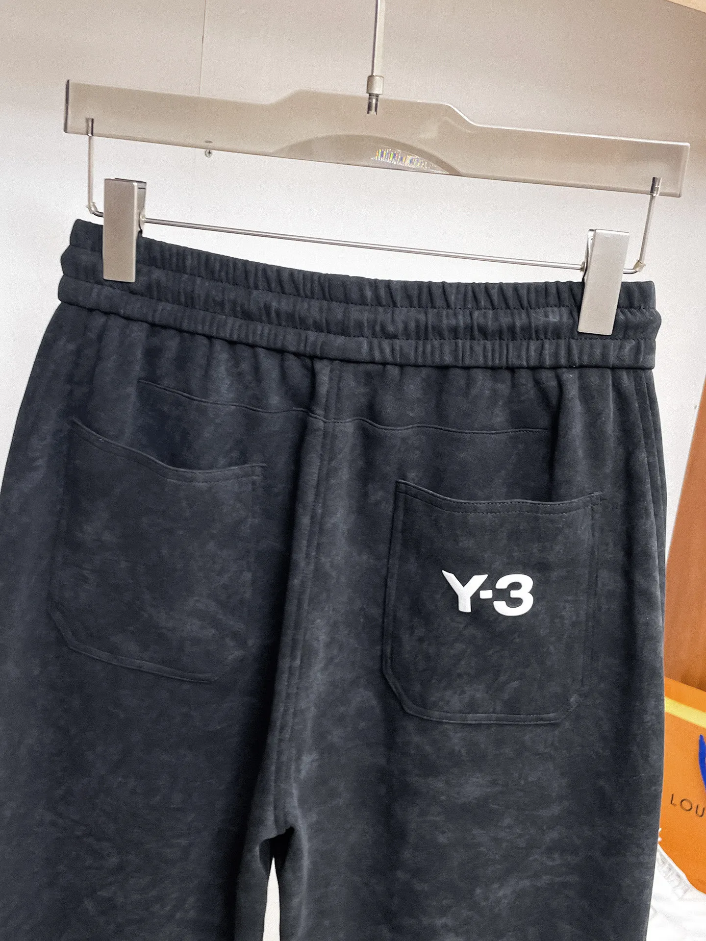 Y 3 🆕2026 Autumn and Winter New Arrival trousers and casual pants🎁 are on sale simultaneously on the official website. Brand Classic LOGO casual pants, customized fabrics, excellent comfort and strong touch. Highly recognisable, perfect appearance and craftsmanship. Size:M-3XL