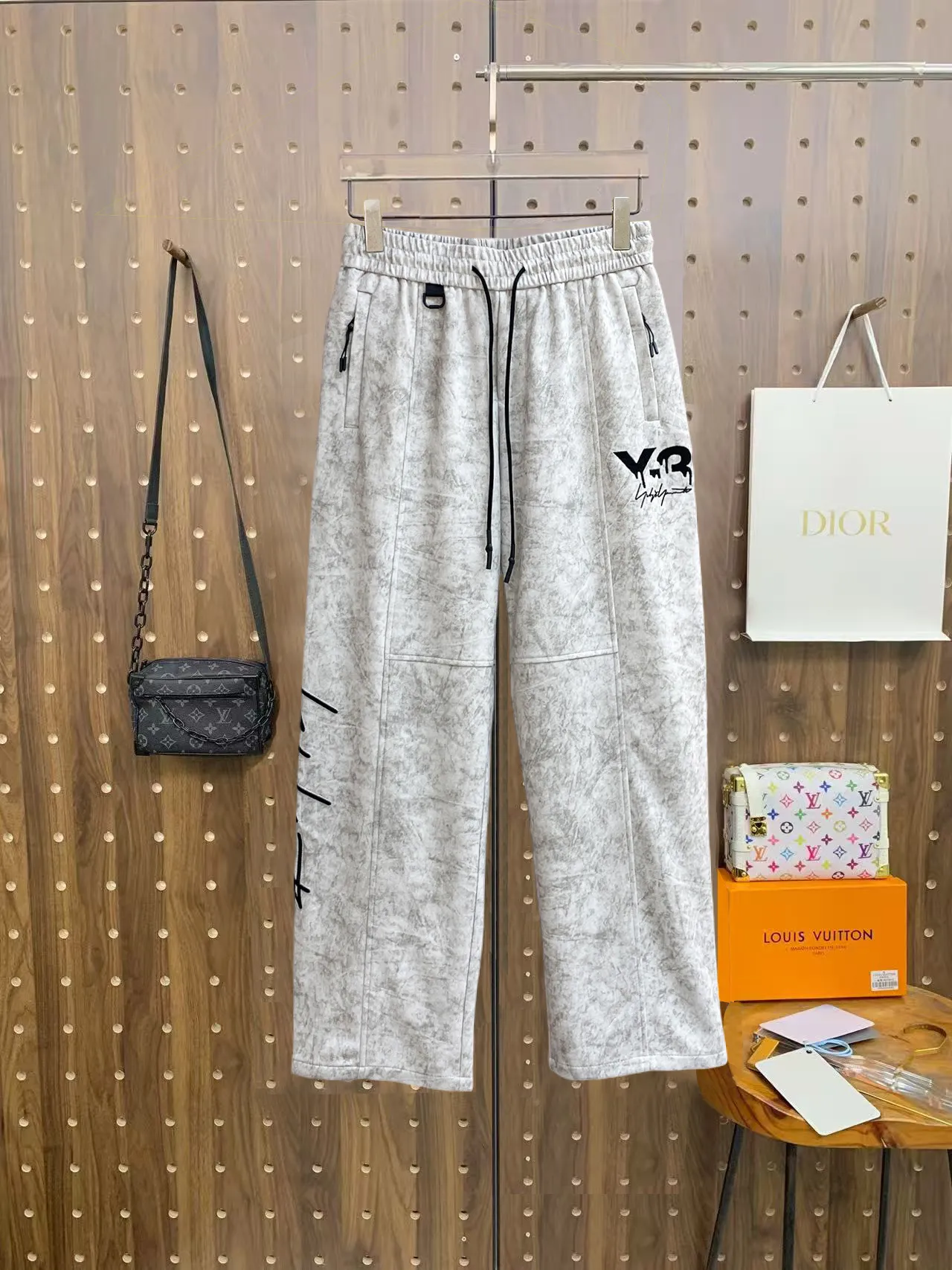 Y 3 [Higher version] The latest products for autumn and winter 2026, available at the counter simultaneously, original goods, fashionable casual trousers and casual pants, using imported original fabrics, top-grade embroidery 🪡 craft letter pattern logo, original hardware accessories decoration, simple yet fashionable, fashionable and handsome upper body, Sizes: M-3XL