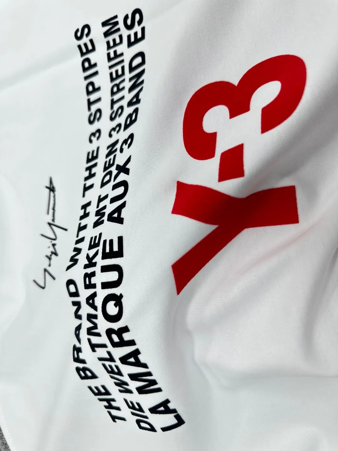 Y 3*Yamamoto*Yoji 2025 Spring and Summer New Arrival Simple signature letter Red flocking three-dimensional technology Y-3 Customized double yarn plain cotton fabric Short-sleeved T-shirt Men and women Same Style Size: S (90-130 catties) M (120-150 catties) L (140-165 catties) XL (160-180 catties) XXL (180 catties) Color: Black White