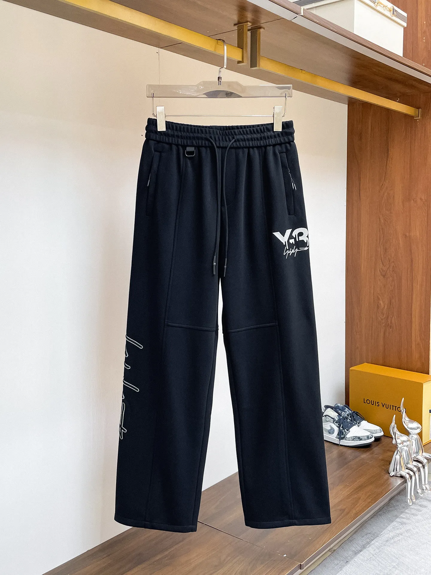 Y 3 [Higher version] The latest products for autumn and winter 2026, available at the counter simultaneously, original goods, fashionable casual trousers and casual pants, using imported original fabrics, top-grade embroidery 🪡 craft letter pattern logo, original hardware accessories decoration, simple yet fashionable, fashionable and handsome upper body, Sizes: M-3XL