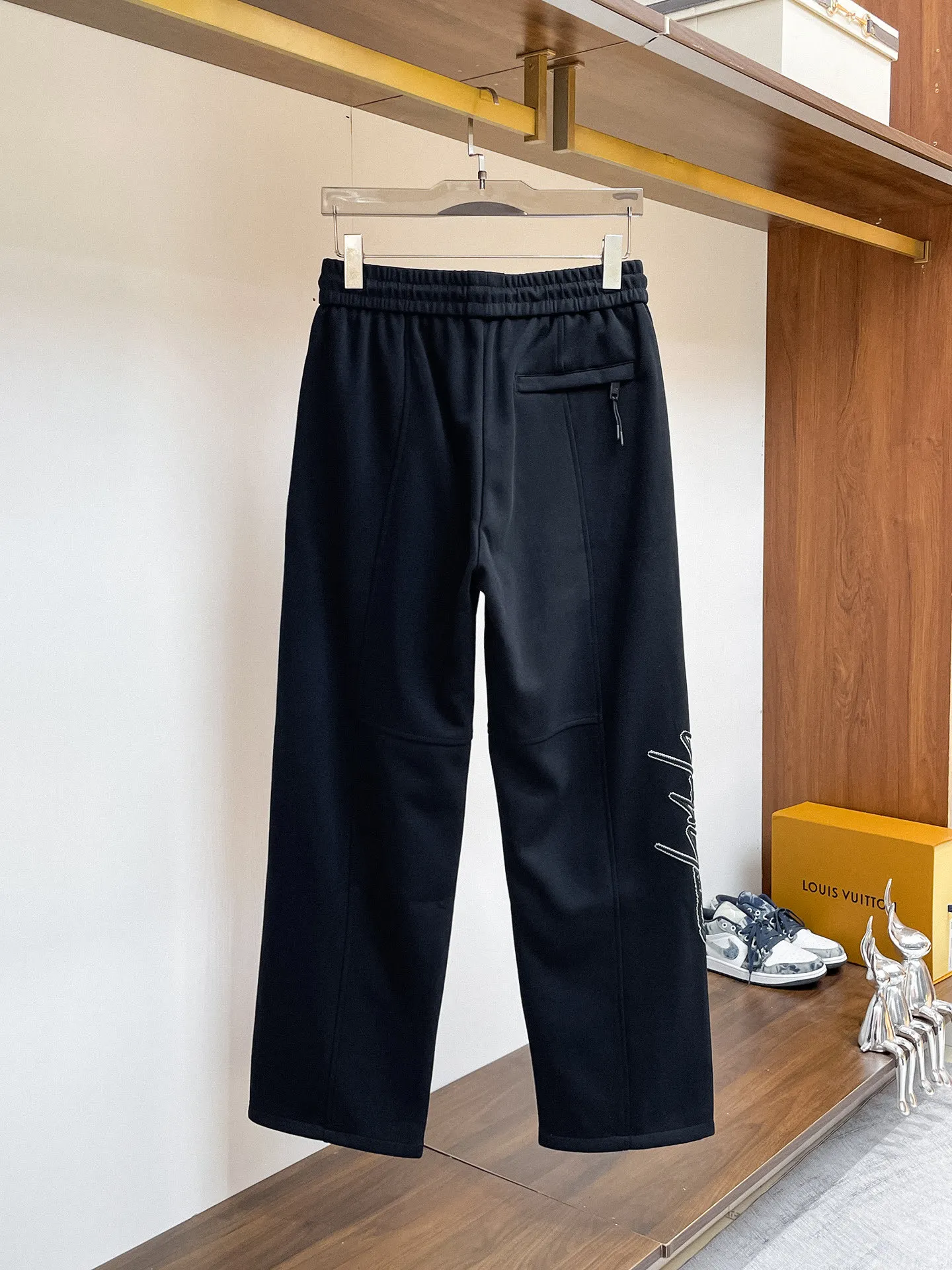 Y 3 [Higher version] The latest products for autumn and winter 2026, available at the counter simultaneously, original goods, fashionable casual trousers and casual pants, using imported original fabrics, top-grade embroidery 🪡 craft letter pattern logo, original hardware accessories decoration, simple yet fashionable, fashionable and handsome upper body, Sizes: M-3XL