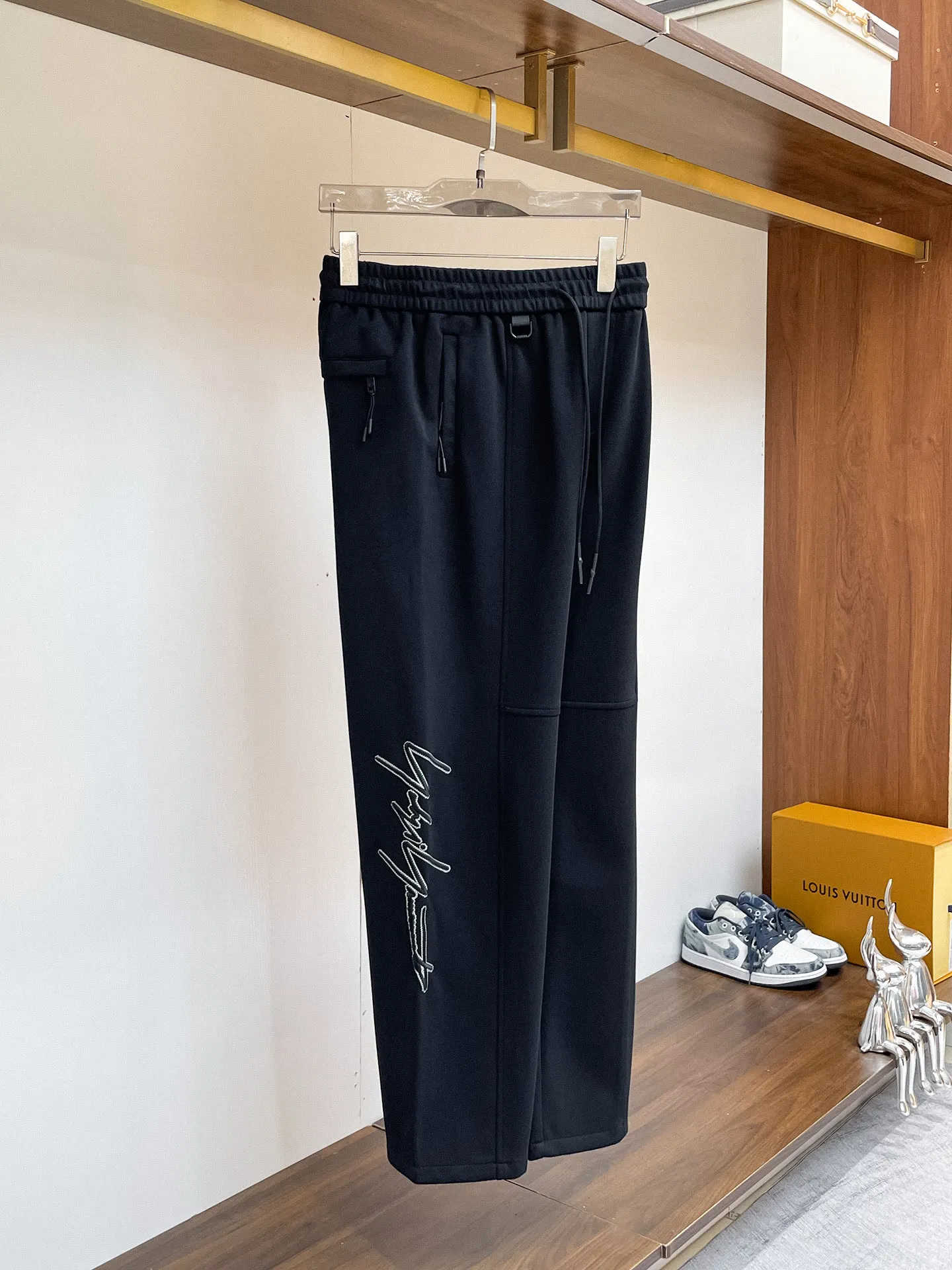 Y 3 [Higher version] The latest products for autumn and winter 2026, available at the counter simultaneously, original goods, fashionable casual trousers and casual pants, using imported original fabrics, top-grade embroidery 🪡 craft letter pattern logo, original hardware accessories decoration, simple yet fashionable, fashionable and handsome upper body, Sizes: M-3XL