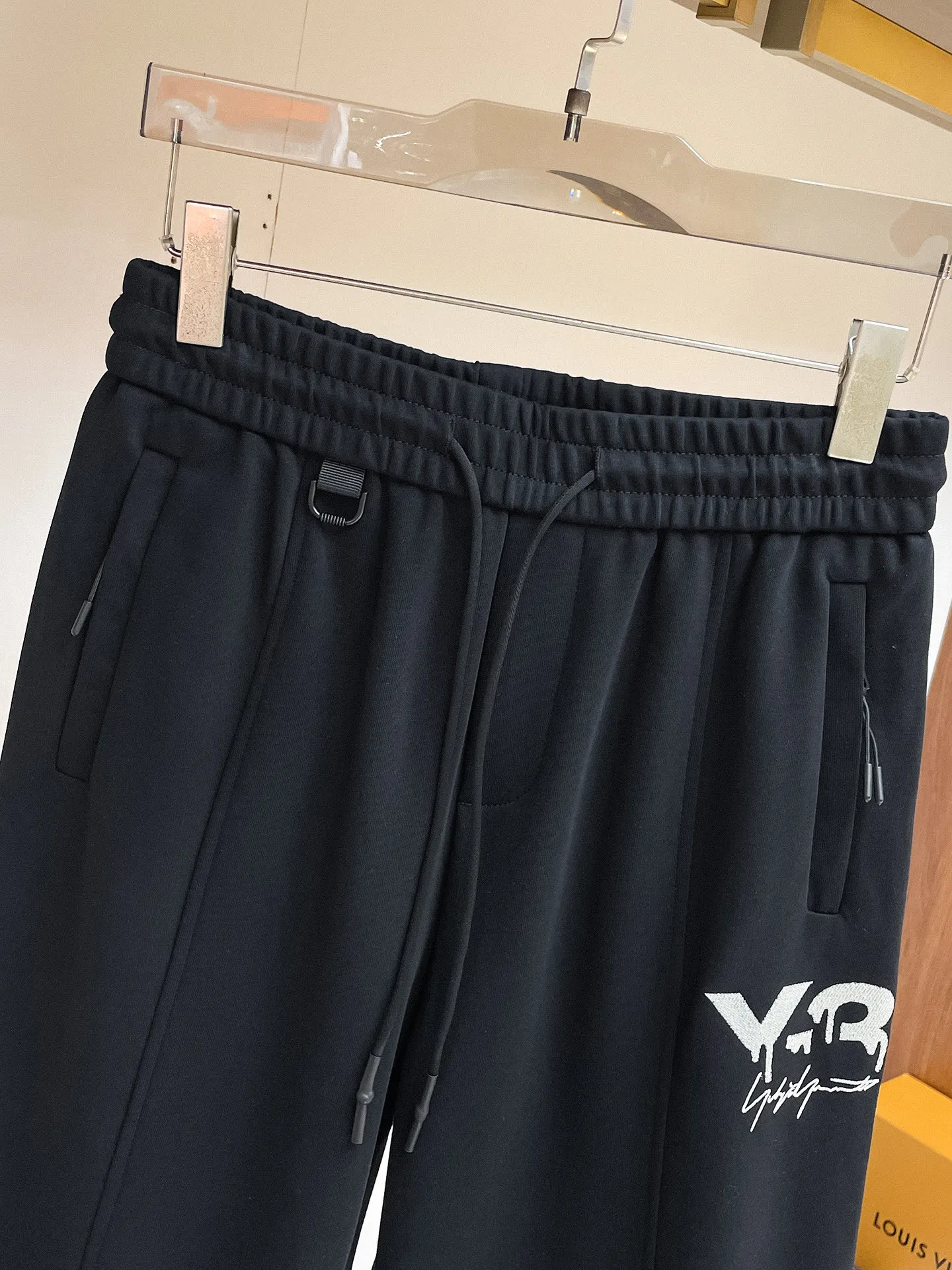 Y 3 [Higher version] The latest products for autumn and winter 2026, available at the counter simultaneously, original goods, fashionable casual trousers and casual pants, using imported original fabrics, top-grade embroidery 🪡 craft letter pattern logo, original hardware accessories decoration, simple yet fashionable, fashionable and handsome upper body, Sizes: M-3XL