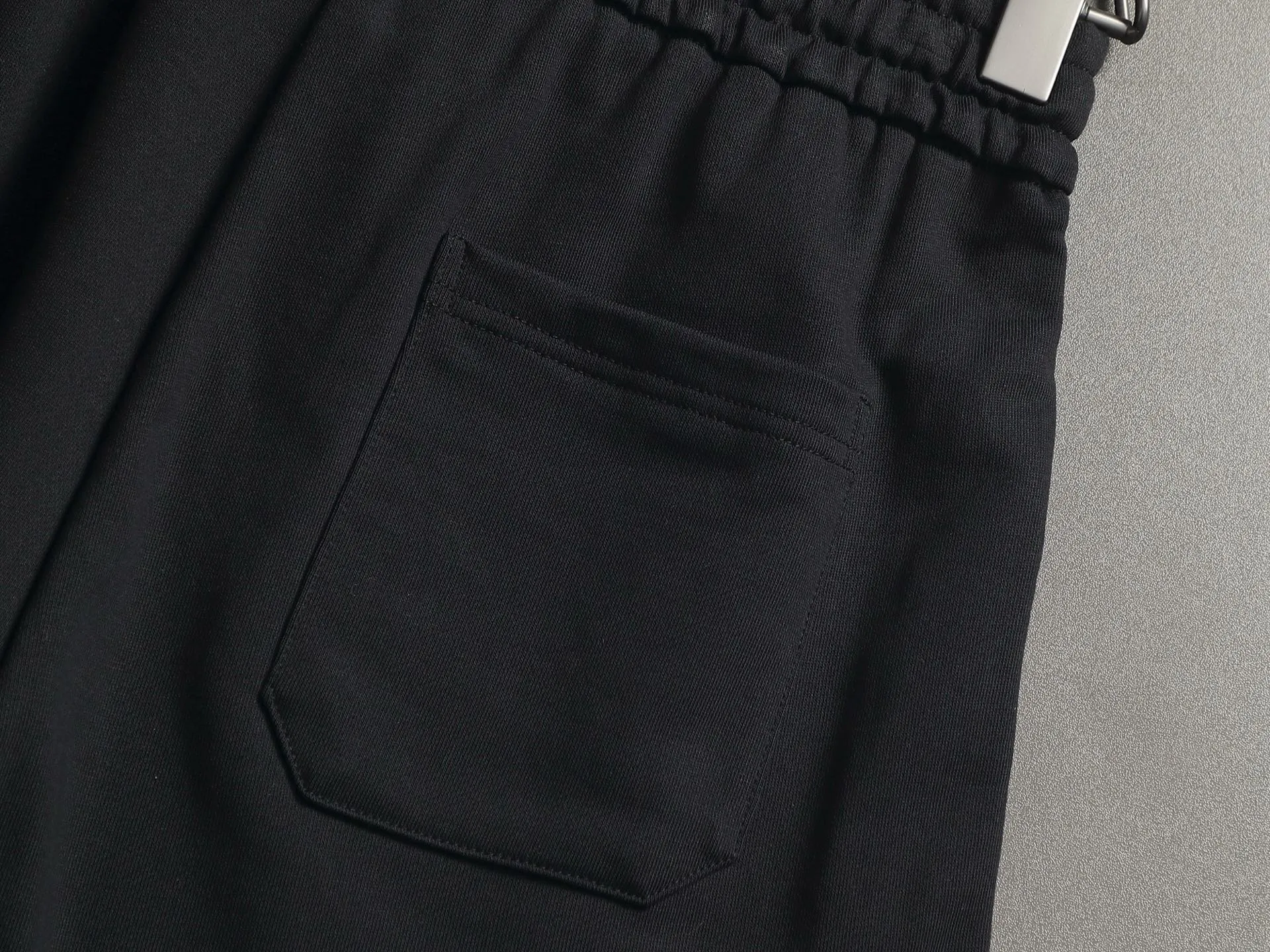 Y 3 Yohji Yamamoto Logo is exquisitely upgraded, inspired by the 1980s Retro original fabric. Official Same Style shorts. Same vat dyed fabric. Very comfortable to the touch. Latest brick cabinet synchronization for spring and summer. Fashionable and individual. Super Versatile and good-looking. Very suitable for both men and women. Must-have style. Tag. Collar label. Washed wheat. Complete with three labels. Color: Black, Tibetan Blue, Apricot. Size: XS~L