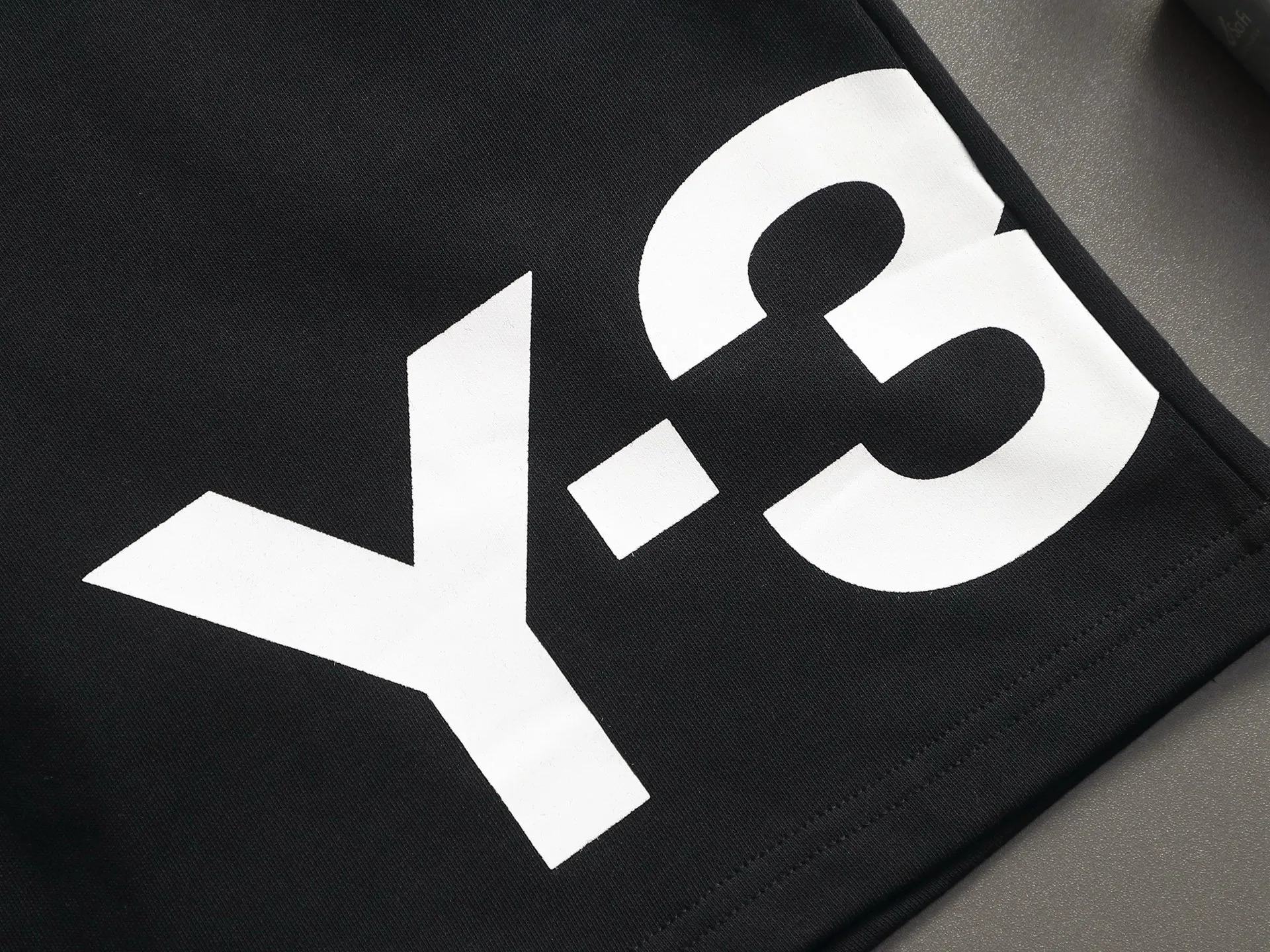 Y 3 Yohji Yamamoto Logo is exquisitely upgraded, inspired by the 1980s Retro original fabric. Official Same Style shorts. Same vat dyed fabric. Very comfortable to the touch. Latest brick cabinet synchronization for spring and summer. Fashionable and individual. Super Versatile and good-looking. Very suitable for both men and women. Must-have style. Tag. Collar label. Washed wheat. Complete with three labels. Color: Black, Tibetan Blue, Apricot. Size: XS~L