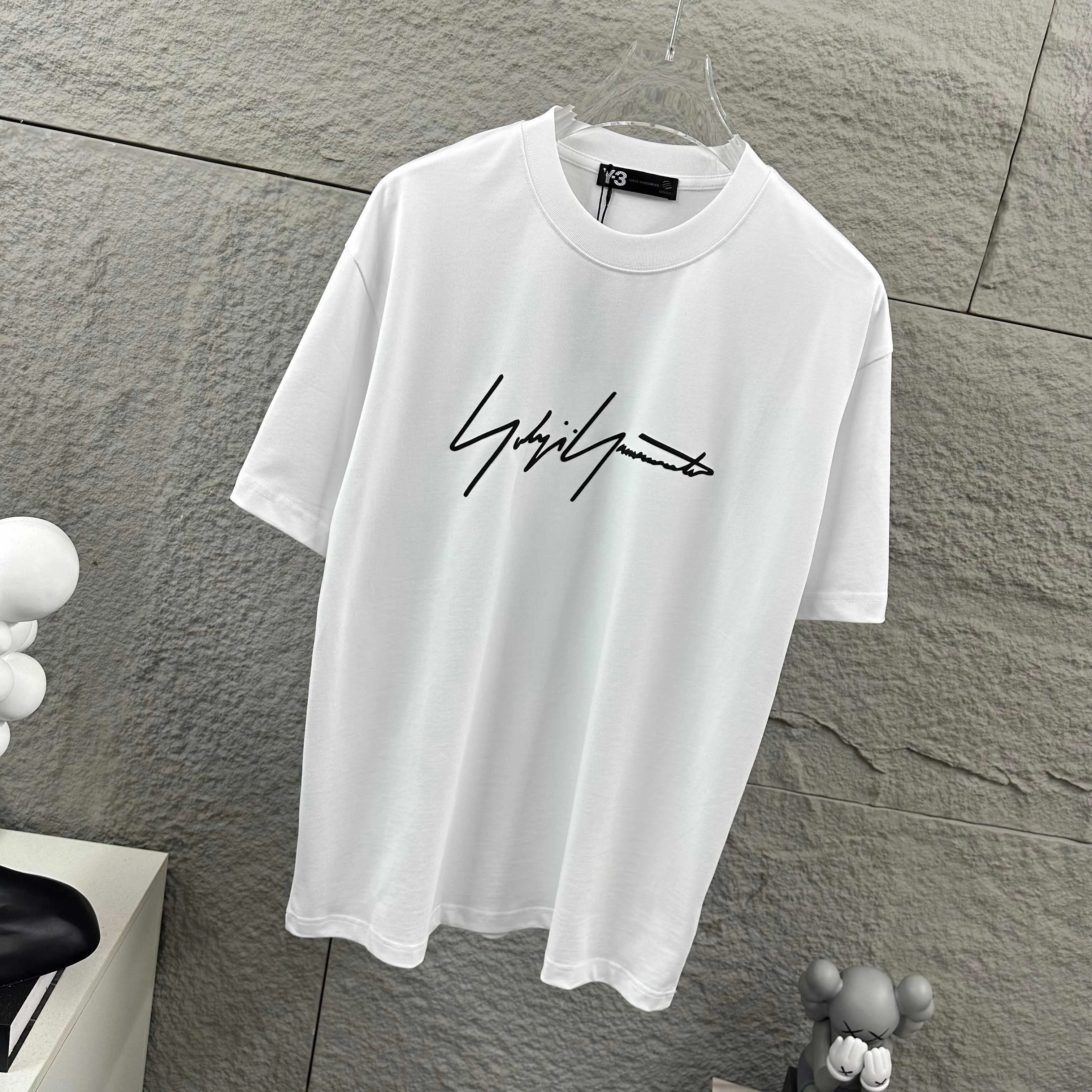 Y 3*Yamamoto*Yoji 2026 Spring and Summer New Arrival Simple signature letters three-dimensional foaming technology Y-3 Customized double yarn plain cotton fabric Short-sleeved T-shirt Men and women Same Style Color: Black White Angora Red Flower Gray Size: S (90-130 pounds) M (120-150 pounds) L (140-165 pounds) XL (160-180 pounds) XXL (180 pounds)