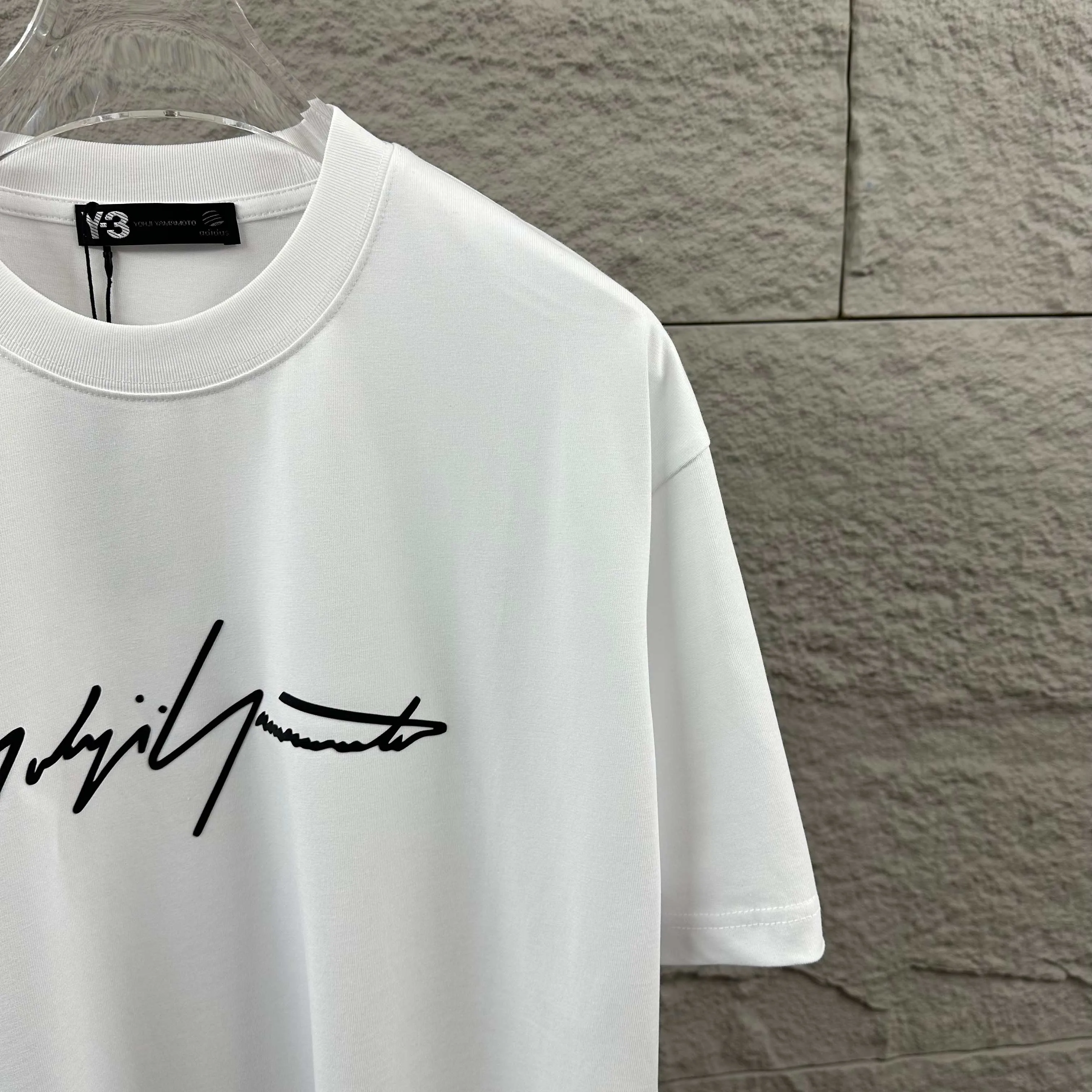 Y 3*Yamamoto*Yoji 2026 Spring and Summer New Arrival Simple signature letters three-dimensional foaming technology Y-3 Customized double yarn plain cotton fabric Short-sleeved T-shirt Men and women Same Style Color: Black White Angora Red Flower Gray Size: S (90-130 pounds) M (120-150 pounds) L (140-165 pounds) XL (160-180 pounds) XXL (180 pounds)