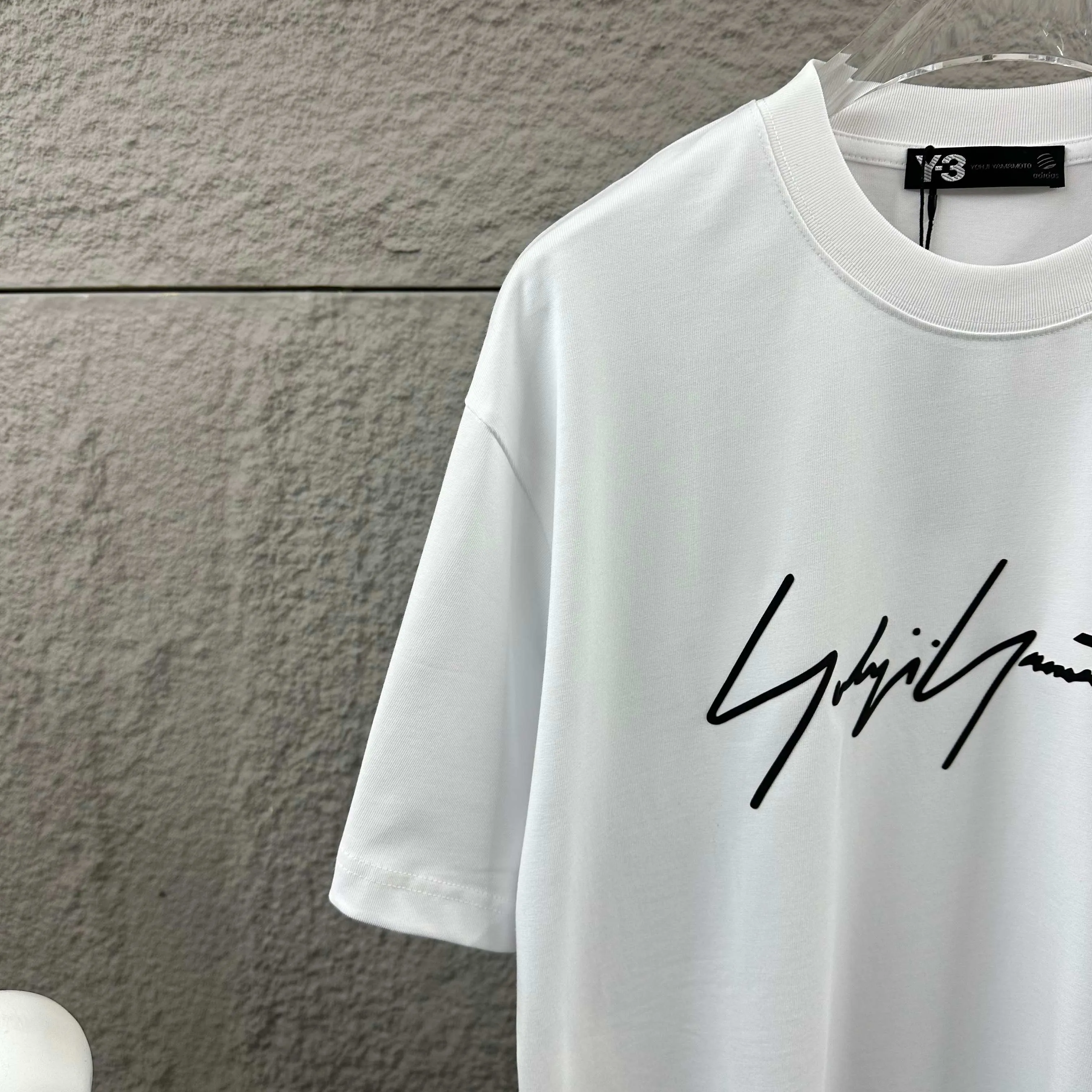 Y 3*Yamamoto*Yoji 2026 Spring and Summer New Arrival Simple signature letters three-dimensional foaming technology Y-3 Customized double yarn plain cotton fabric Short-sleeved T-shirt Men and women Same Style Color: Black White Angora Red Flower Gray Size: S (90-130 pounds) M (120-150 pounds) L (140-165 pounds) XL (160-180 pounds) XXL (180 pounds)