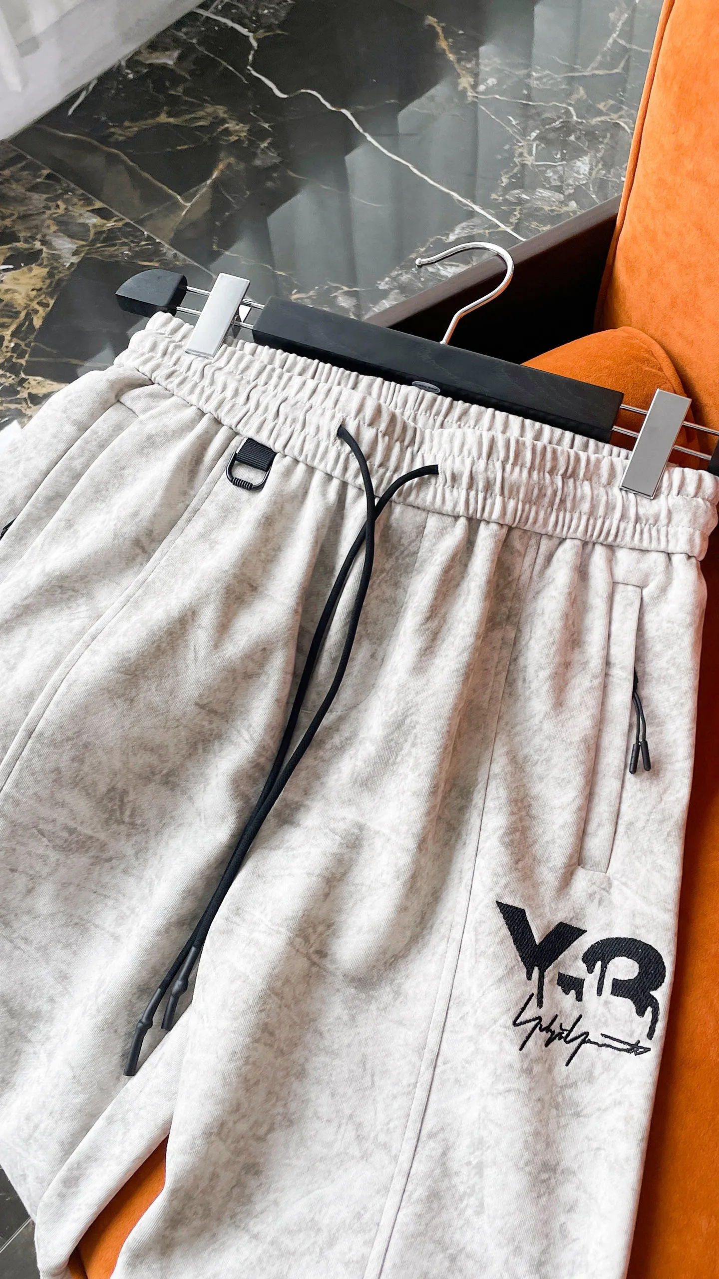 Y 3 [Higher version] The latest products for autumn and winter 2026, available at the counter simultaneously, original goods, fashionable casual trousers and casual pants, using imported original fabrics, top-grade embroidery 🪡 craft letter pattern logo, original hardware accessories decoration, simple yet fashionable, fashionable and handsome upper body, Sizes: M-3XL