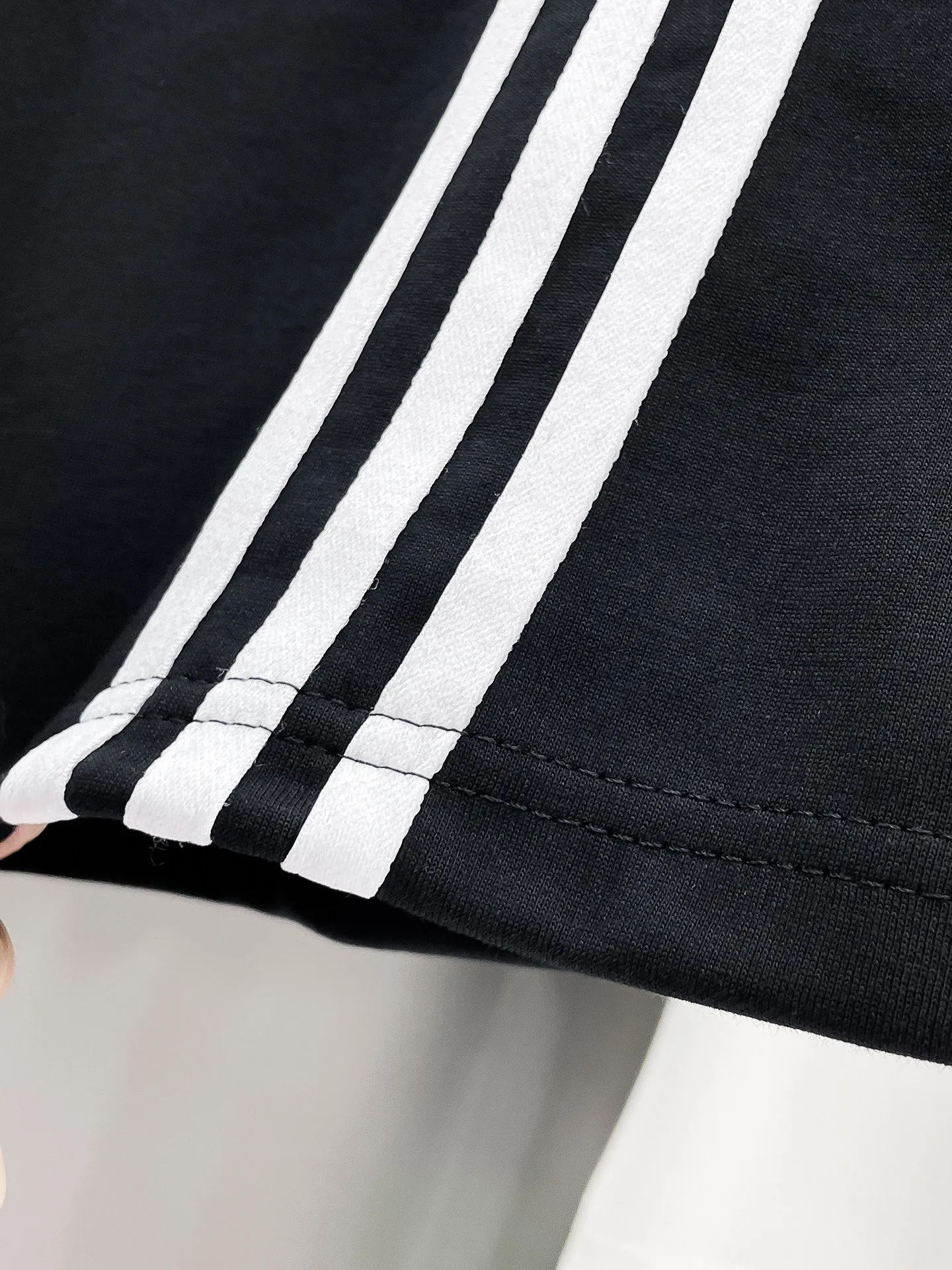 Y 3 Complete three standards 2026 summer New Arrival men's casual shorts, advanced custom-made Breathable fabric Breathable fabric with high elasticity and comfort, impeccable details, top-grade accessories, original logo design concept, delicate and soft feel! The upper body fit is awesome! Size: M-XXXL Please state your height and weight when ordering