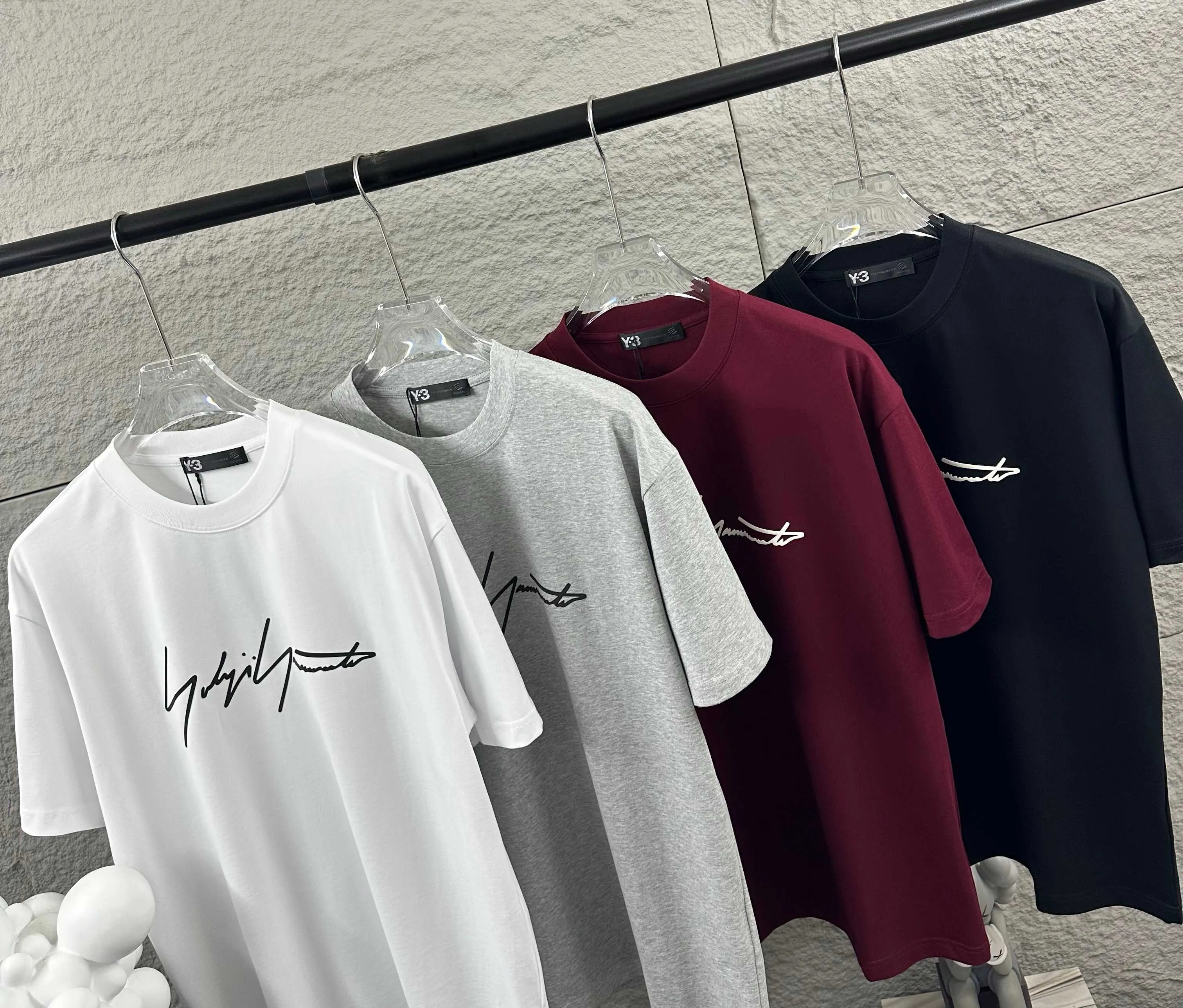 Y 3*Yamamoto*Yoji 2026 Spring and Summer New Arrival Simple signature letter thick plate silicone three-dimensional technology Y-3 Customized double yarn plain cotton fabric Short-sleeved T-shirt Men and women Same Style Color: Black White Flower Gray Angola Red Size: S (90-130 catties) M (120-150 catties) L (140-165 catties) XL (160-180 catties) XXL (180 pounds)