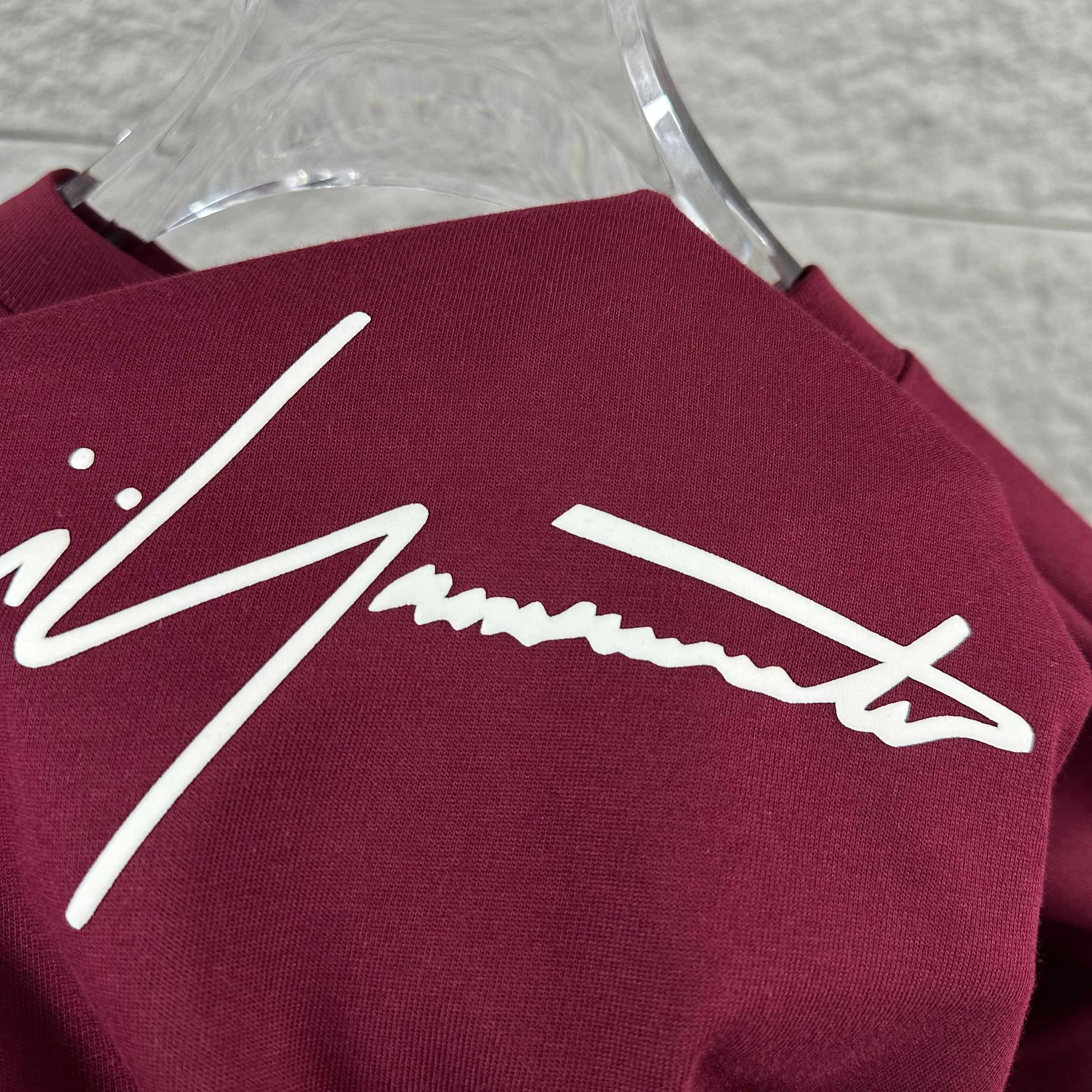 Y 3*Yamamoto*Yoji 2026 Spring and Summer New Arrival Simple signature letter thick plate silicone three-dimensional technology Y-3 Customized double yarn plain cotton fabric Short-sleeved T-shirt Men and women Same Style Color: Black White Flower Gray Angola Red Size: S (90-130 catties) M (120-150 catties) L (140-165 catties) XL (160-180 catties) XXL (180 pounds)