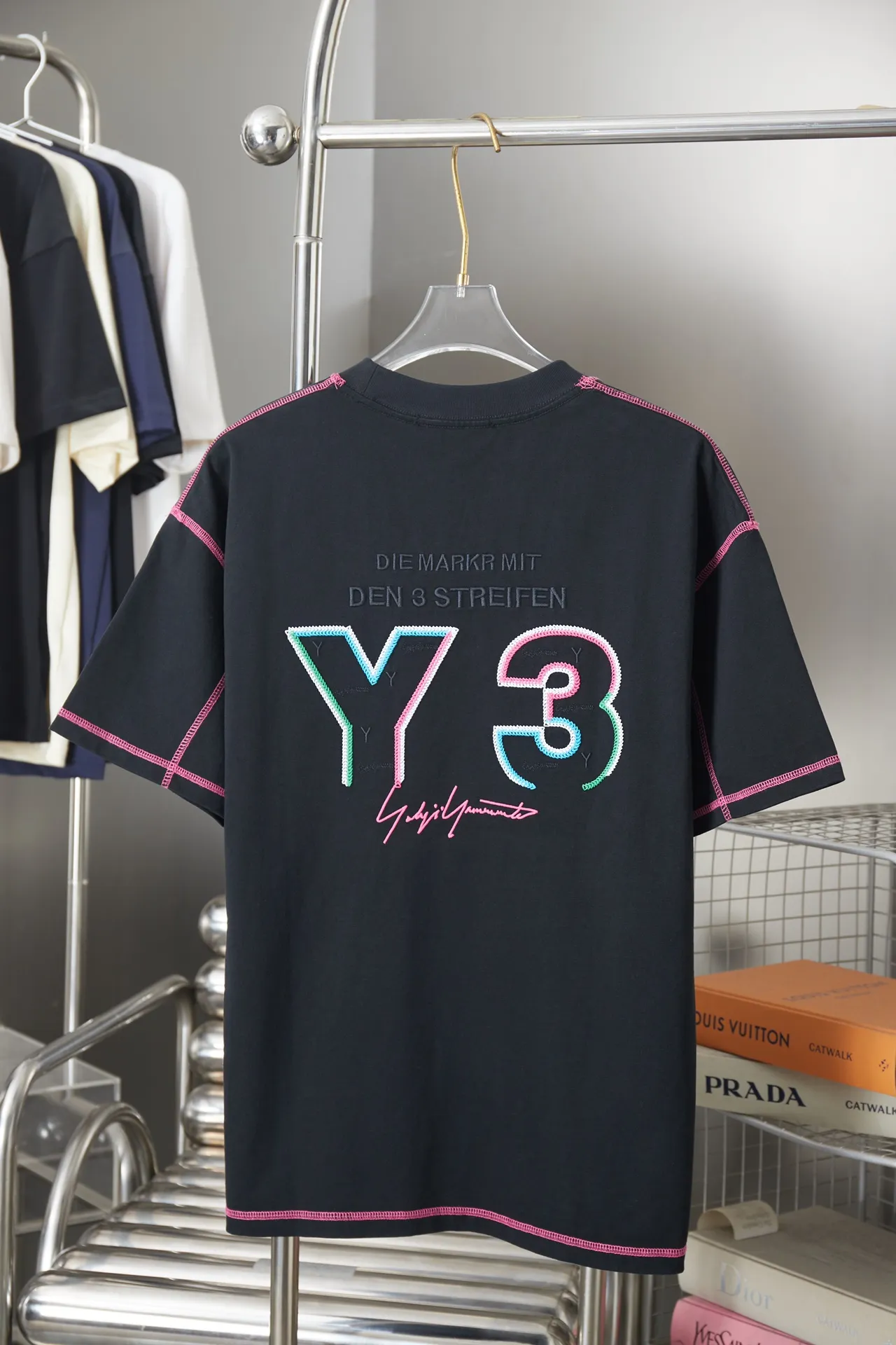 100 Y 3 26SS Early Spring New Arrival Hollow embroidered Y 3 letter logo short sleeves Light luxury A must-have item for daily commuting for men and women Correct version Welcome to compare Detailed features Gram 100% pure cotton double yarn jersey fabric Special thickened dyeing in the same vat 32 pieces double ply 1X 1 thread Imported Tajima machine embroidery hollow embroidery + water-soluble embroidery process embroidery Y 3 letter logo The whole piece of clothing is made of heavy-duty shrimp thread technology, double-needle stitching and cross-stitch technology, original main mark, washable tag, branded moisture-proof paper packaging, Color: Black/White Size: S/M/L/XL