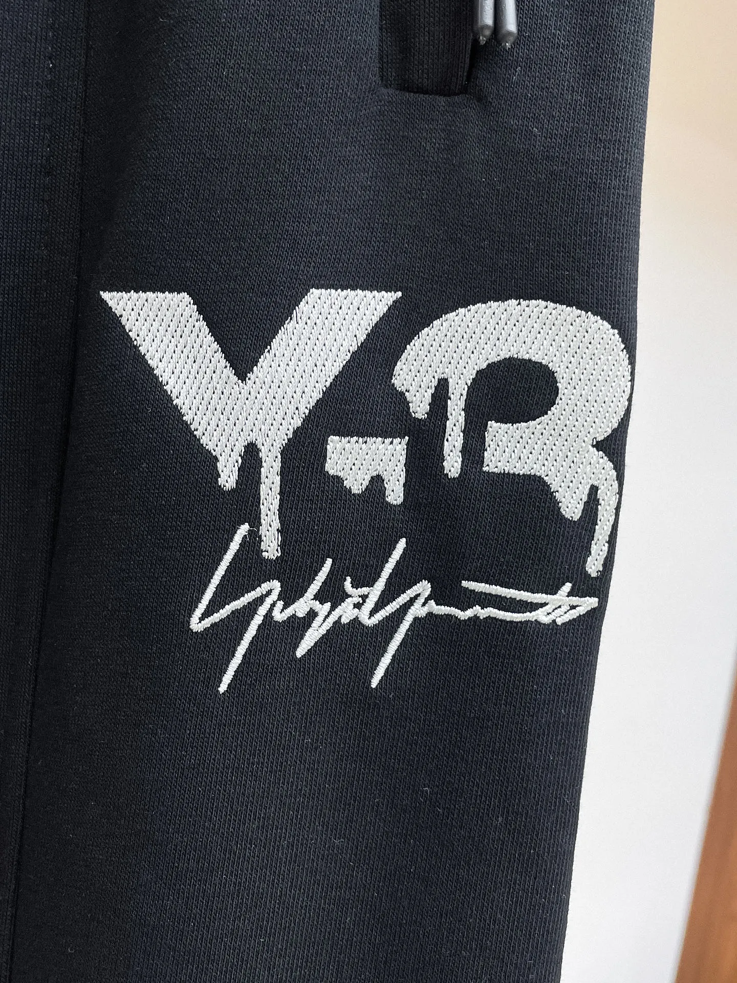 Y 3 [Higher version] The latest products for autumn and winter 2026, available at the counter simultaneously, original goods, fashionable casual trousers and casual pants, using imported original fabrics, top-grade embroidery 🪡 craft letter pattern logo, original hardware accessories decoration, simple yet fashionable, fashionable and handsome upper body, Sizes: M-3XL