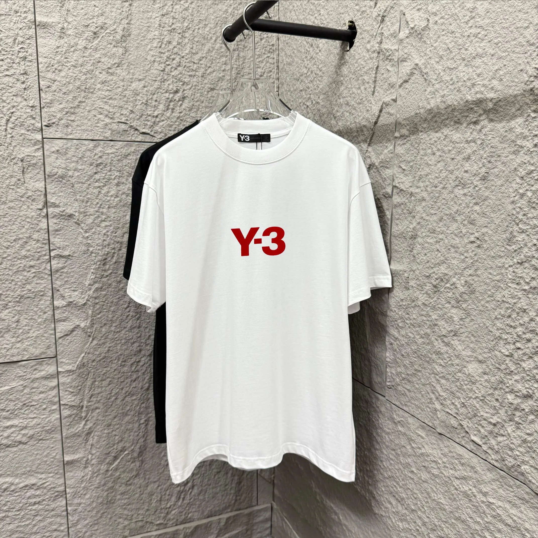 Y 3*Yamamoto*Yoji 2025 Spring and Summer New Arrival Simple signature letter Red flocking three-dimensional technology Y-3 Customized double yarn plain cotton fabric Short-sleeved T-shirt Men and women Same Style Size: S (90-130 catties) M (120-150 catties) L (140-165 catties) XL (160-180 catties) XXL (180 catties) Color: Black White