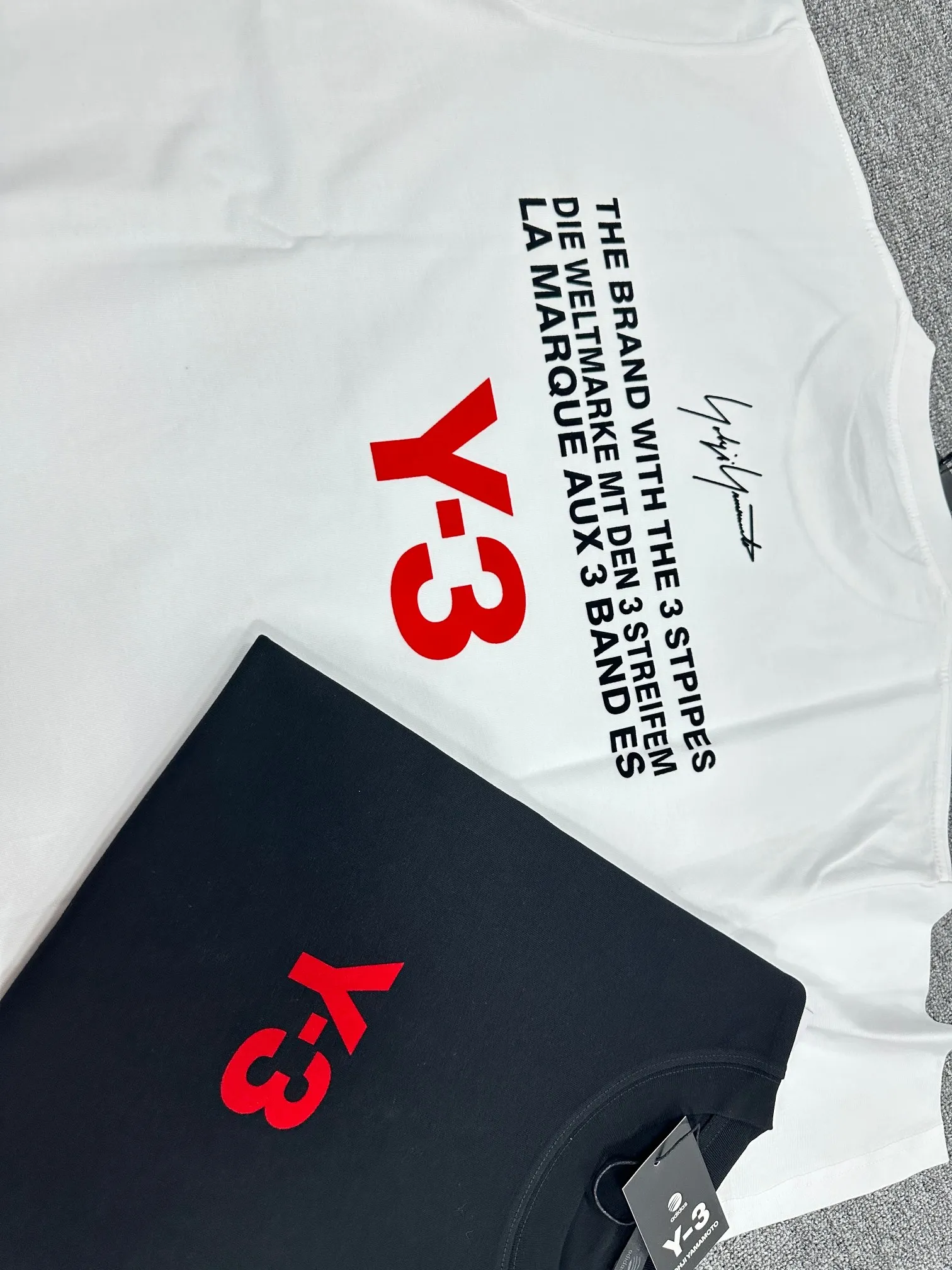 Y 3*Yamamoto*Yoji 2025 Spring and Summer New Arrival Simple signature letter Red flocking three-dimensional technology Y-3 Customized double yarn plain cotton fabric Short-sleeved T-shirt Men and women Same Style Size: S (90-130 catties) M (120-150 catties) L (140-165 catties) XL (160-180 catties) XXL (180 catties) Color: Black White