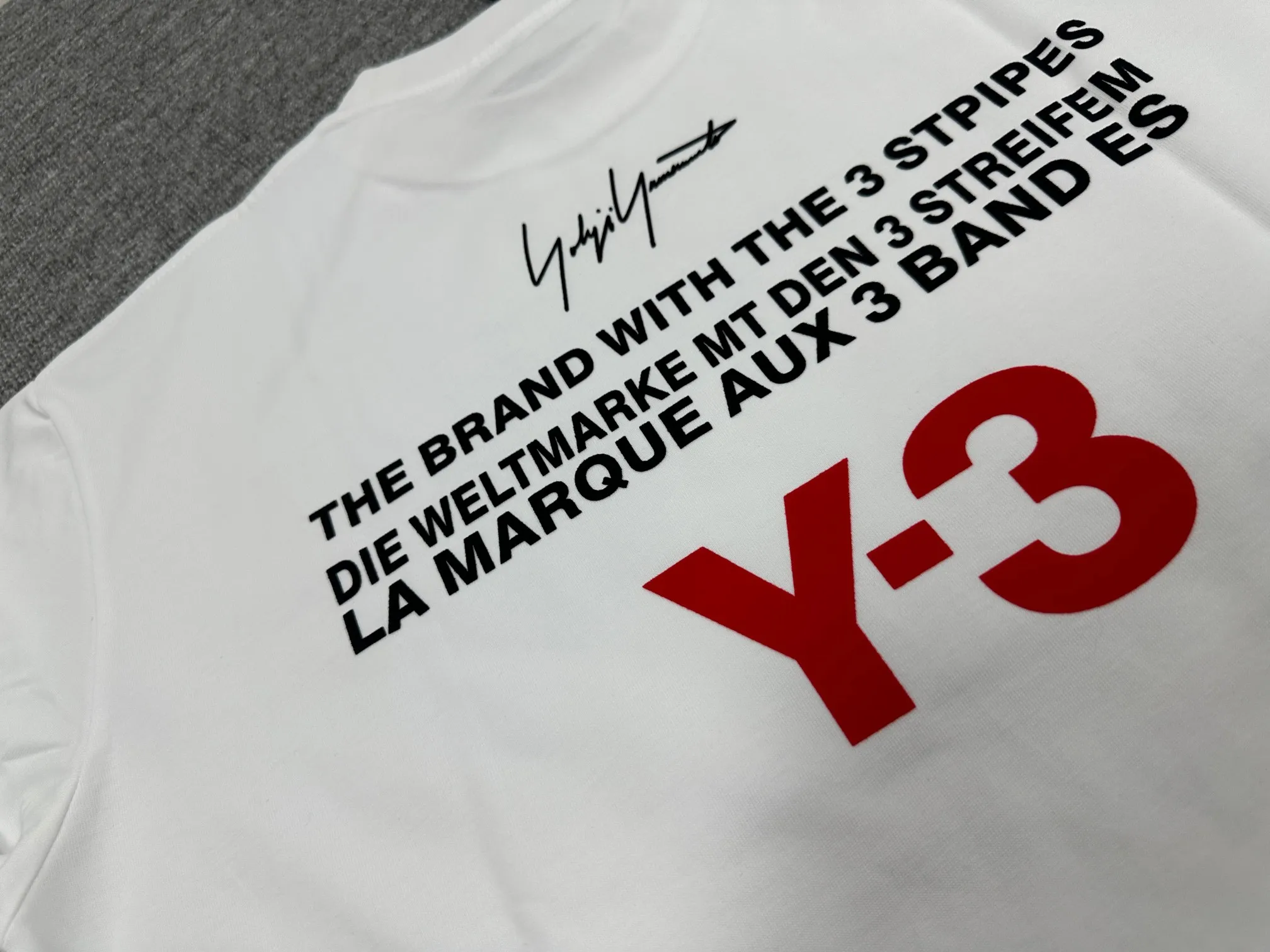 Y 3*Yamamoto*Yoji 2025 Spring and Summer New Arrival Simple signature letter Red flocking three-dimensional technology Y-3 Customized double yarn plain cotton fabric Short-sleeved T-shirt Men and women Same Style Size: S (90-130 catties) M (120-150 catties) L (140-165 catties) XL (160-180 catties) XXL (180 catties) Color: Black White