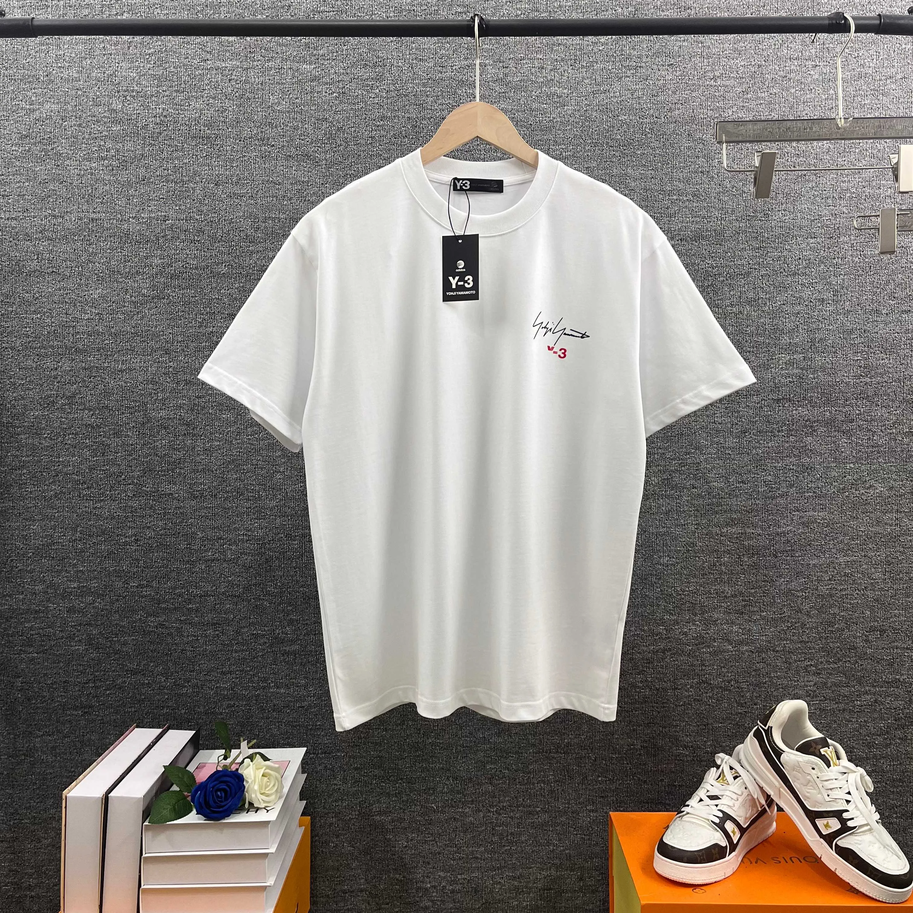 Y 3* * *yoji 2026 Spring and Summer New Arrival Simple signature letters Y-3 flocking technology Double yarn custom plain cotton fabric Short-sleeved T-shirt Men and women Same Style Color: Black White Size: S (90-130 pounds) M (120-150 pounds) L (140-165 pounds) XL (160-180 pounds) XXL (180 pounds)