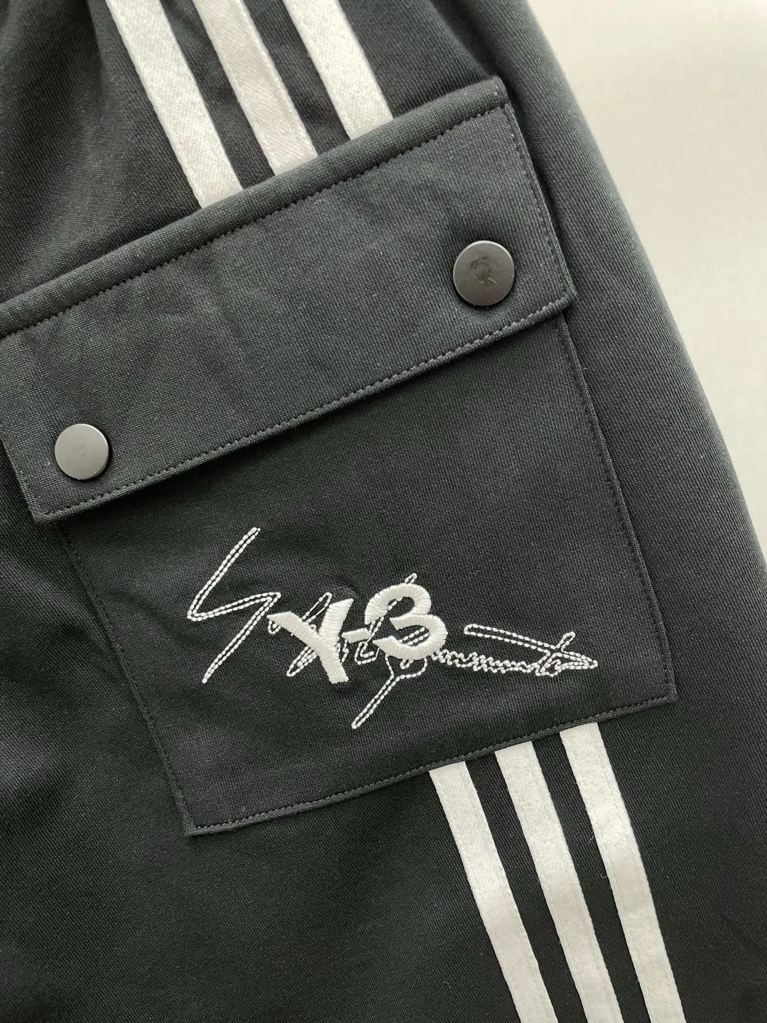 Y 3 Yohji Yamamoto 2026 Summer New Arrival printed letter brand LOGO casual shorts DD are on sale simultaneously on the official website. Brand Classic LOGO casual pants, customized fabrics, excellent comfort and strong touch. Highly recognisable, perfect appearance and craftsmanship. Size:M-3XL