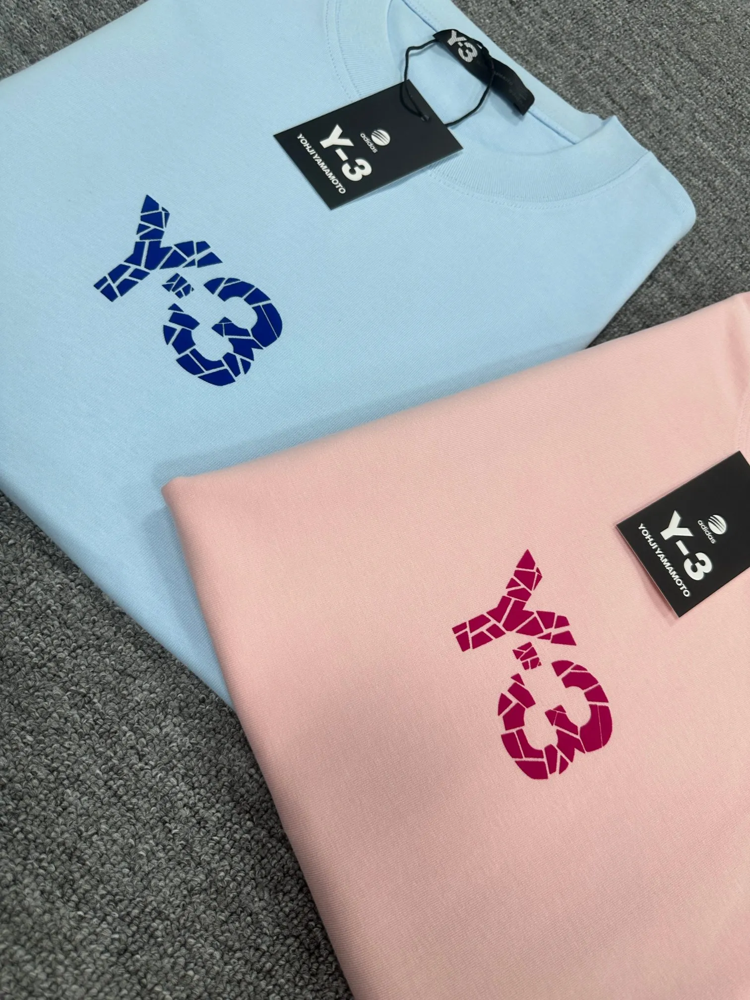 Y 3*Yamamoto*Yoji 2025 Spring and Summer New Arrival Simple signature letters three-dimensional flocking three-dimensional technology Y-3 Customized double yarn plain cotton fabric Short-sleeved T-shirt Men and women Same Style Color: Black White Light Pink Light Blue Size: S (90-130 catties) M (120-150 catties) L (140-165 catties) XL (160-180 catties) XXL (180 pounds)