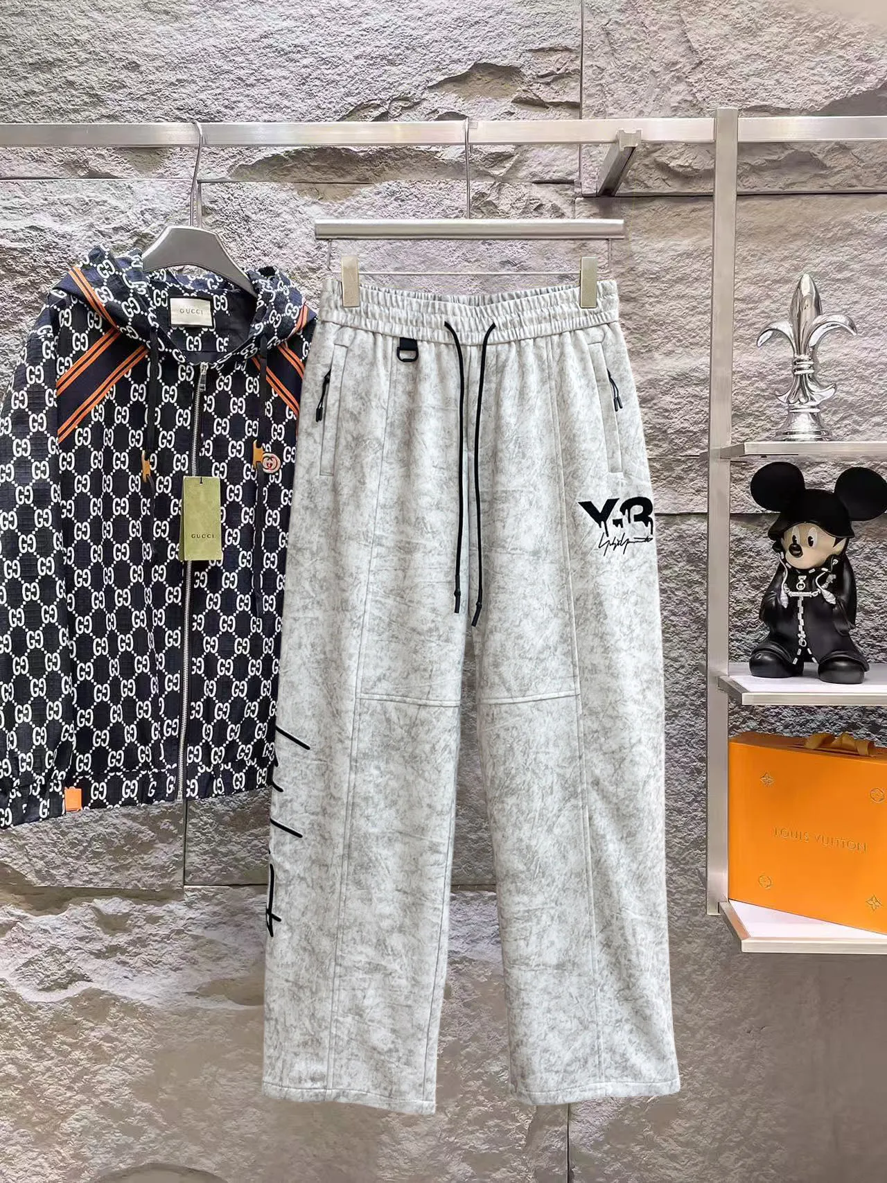 Y 3 [Higher version] The latest products for autumn and winter 2026, available at the counter simultaneously, original goods, fashionable casual trousers and casual pants, using imported original fabrics, top-grade embroidery 🪡 craft letter pattern logo, original hardware accessories decoration, simple yet fashionable, fashionable and handsome upper body, Sizes: M-3XL