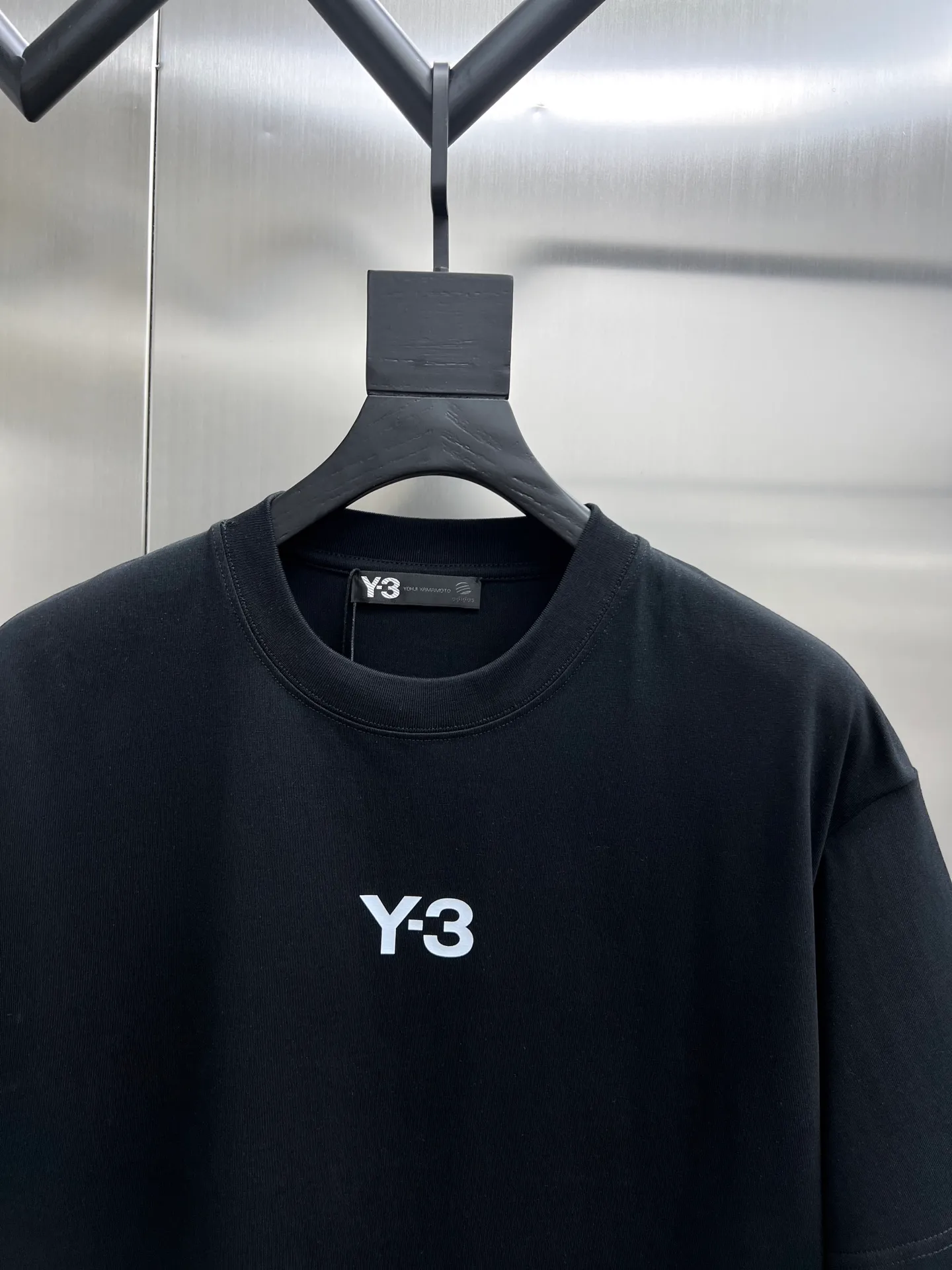 Yohji Yamamoto Y 3🌟New Arrival letter printing double-layer heavy-duty short-sleeved T-shirt. Whether it is a T-shirt or a sweatshirt, the letter pattern is a hot sale item every year. The large-area front printing is directly sprayed by Dakangli digital printing machine. The cost is extremely high. After many debuggings, the color difference restoration of the pattern is close to 99% with the original version. It is different from the garbage offset printing version in the market. It is super time-consuming. The fabric is exclusively customized and dyed. Gram cotton double-strand 🐎🐎Size: S-XXL Black White 2 colors Size chart Chest Shoulder Width Clothes Length Sleeve Length S 110 54 69 21 M 114 56 71 22 L 118 58 73 22 XL 122 60 75 23 2XL 126 62 77 23
