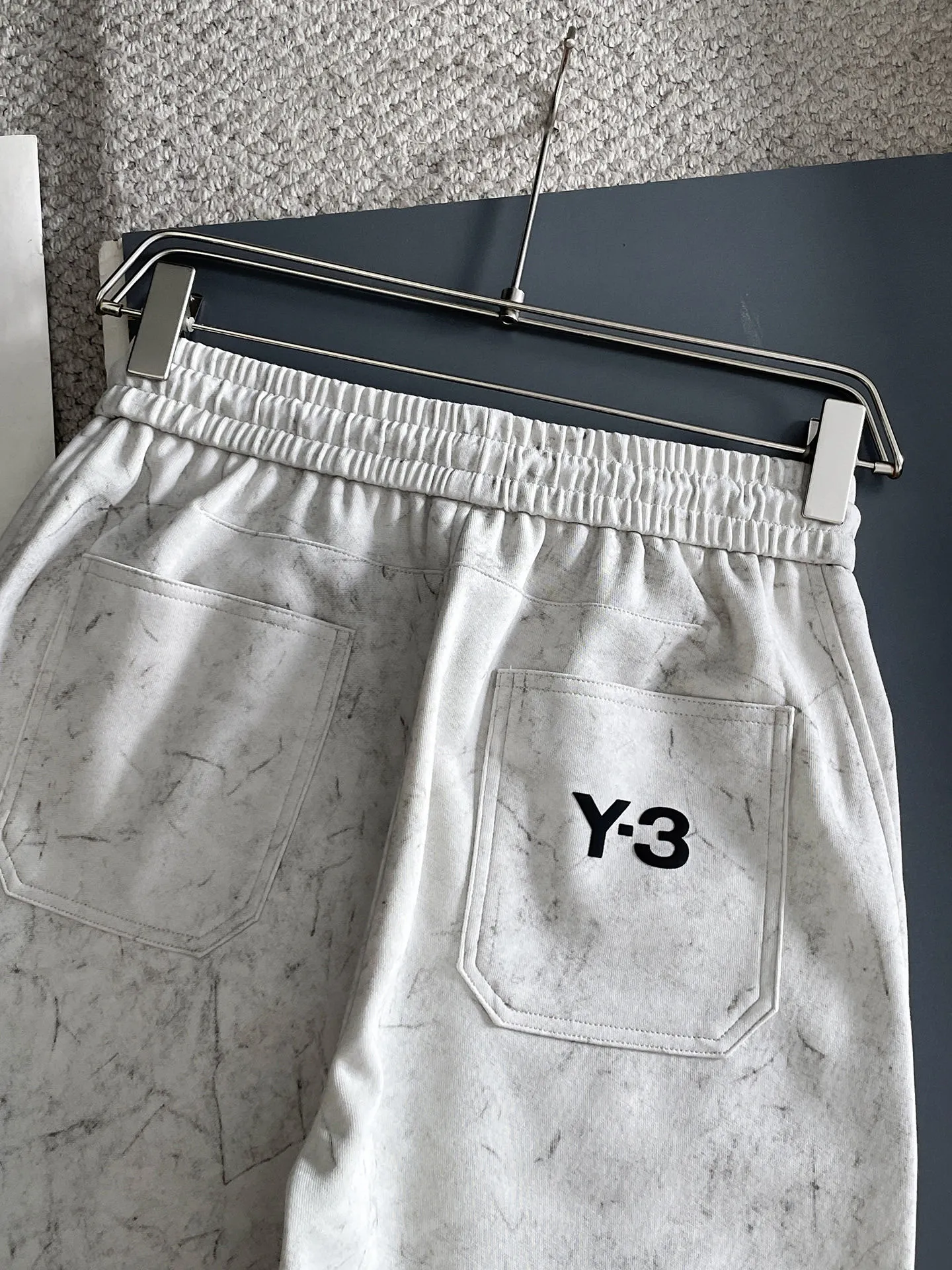 Y 3 🆕2026 Autumn and Winter New Arrival trousers and casual pants🎁 are on sale simultaneously on the official website. Brand Classic LOGO casual pants, customized fabrics, excellent comfort and strong touch. Highly recognisable, perfect appearance and craftsmanship. Size:M-3XL