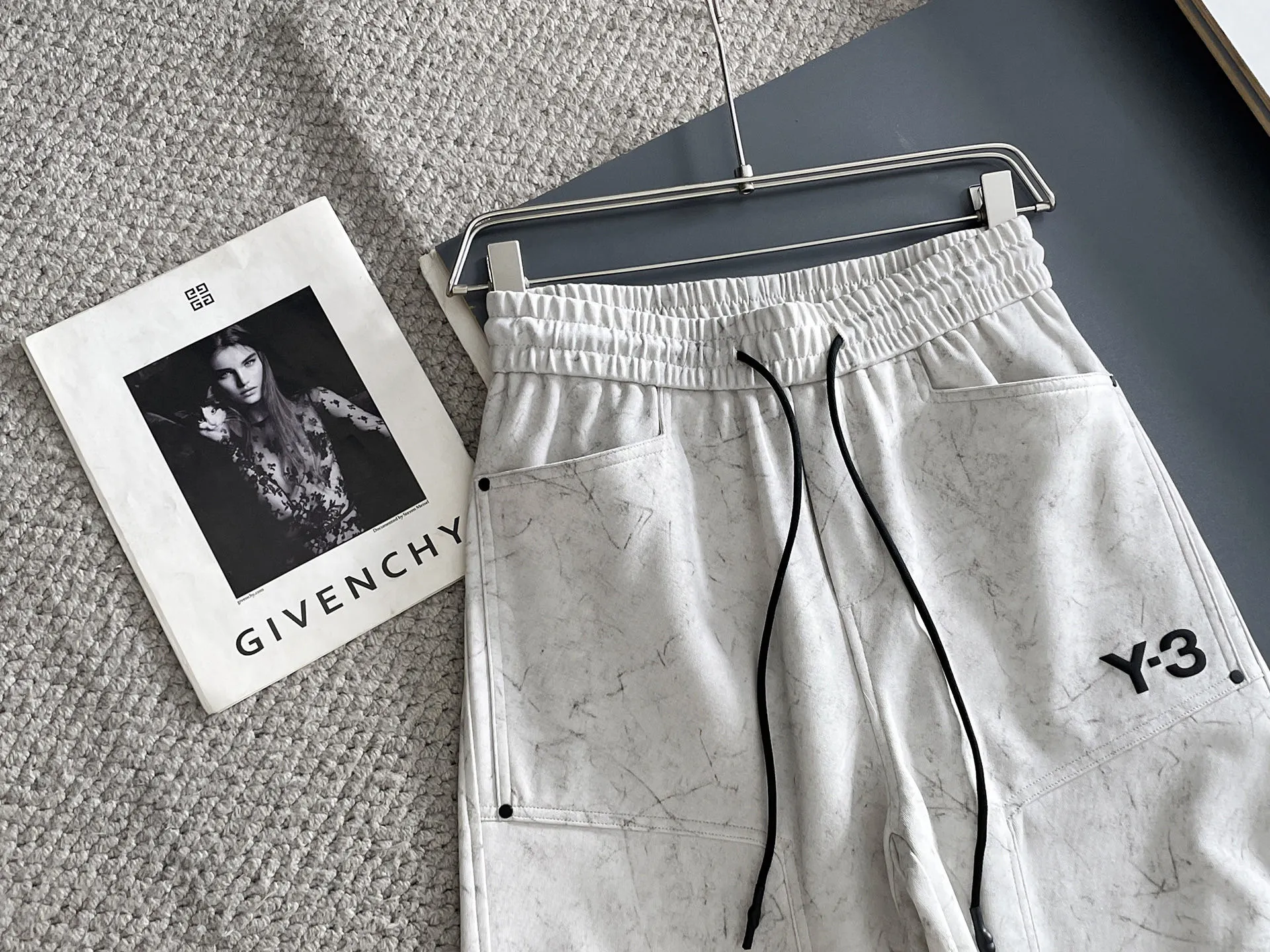 Y 3 🆕2026 Autumn and Winter New Arrival trousers and casual pants🎁 are on sale simultaneously on the official website. Brand Classic LOGO casual pants, customized fabrics, excellent comfort and strong touch. Highly recognisable, perfect appearance and craftsmanship. Size:M-3XL