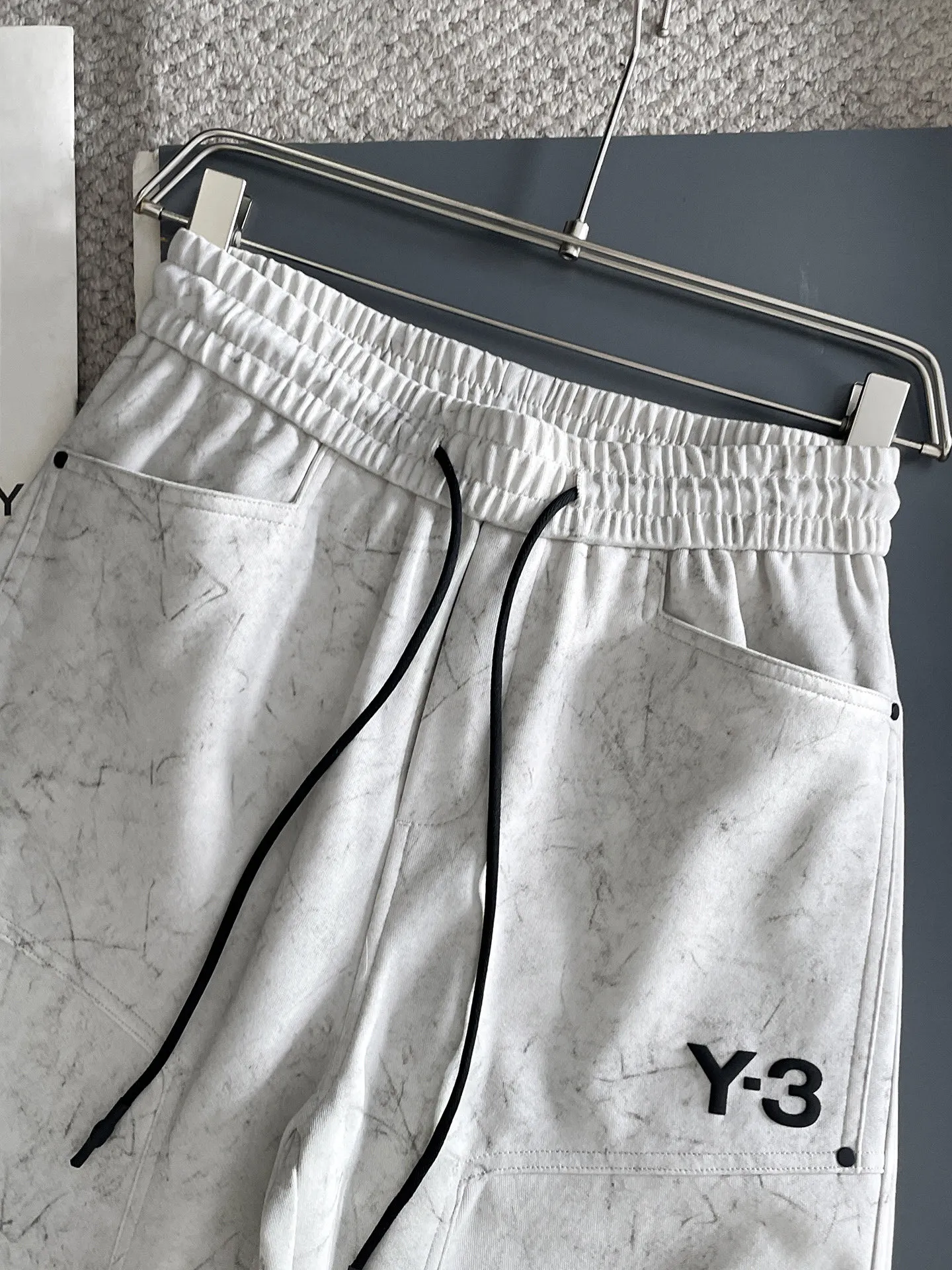 Y 3 🆕2026 Autumn and Winter New Arrival trousers and casual pants🎁 are on sale simultaneously on the official website. Brand Classic LOGO casual pants, customized fabrics, excellent comfort and strong touch. Highly recognisable, perfect appearance and craftsmanship. Size:M-3XL