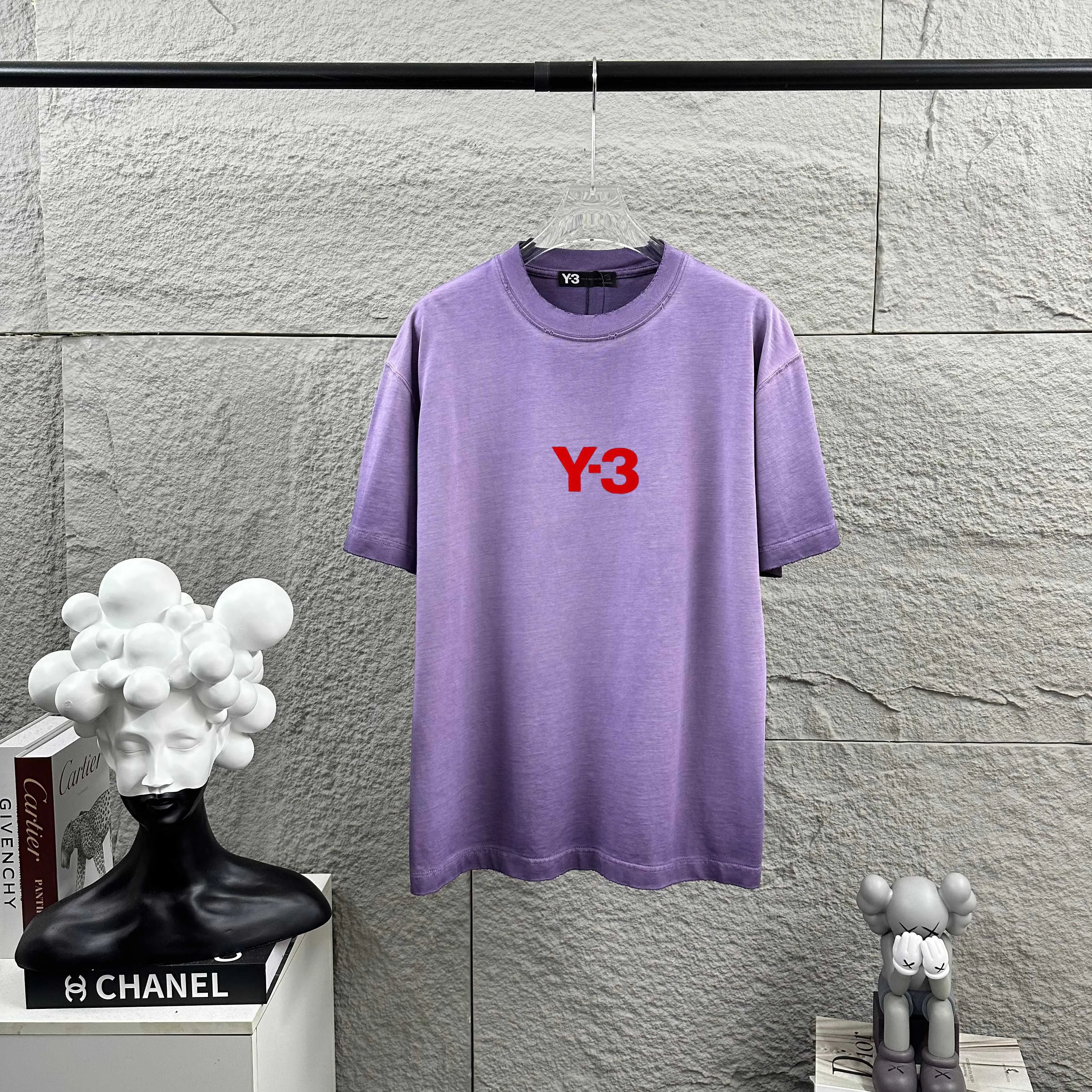 Y 3* Yamamoto Yoshi*ji 2025 spring and summer New Arrival Heavy duty worn washed style with distressed lettering three-dimensional flocking technology Customized pure cotton fabric Short-sleeved T-shirt Men and women Same Style Size: S size (100-140 catties) M size (130-160 catties) L size (150-175 catties) XL size (160-185 catties) XXL size (180 catties) Color: Washed Gray, Washed Purple, Washed Black