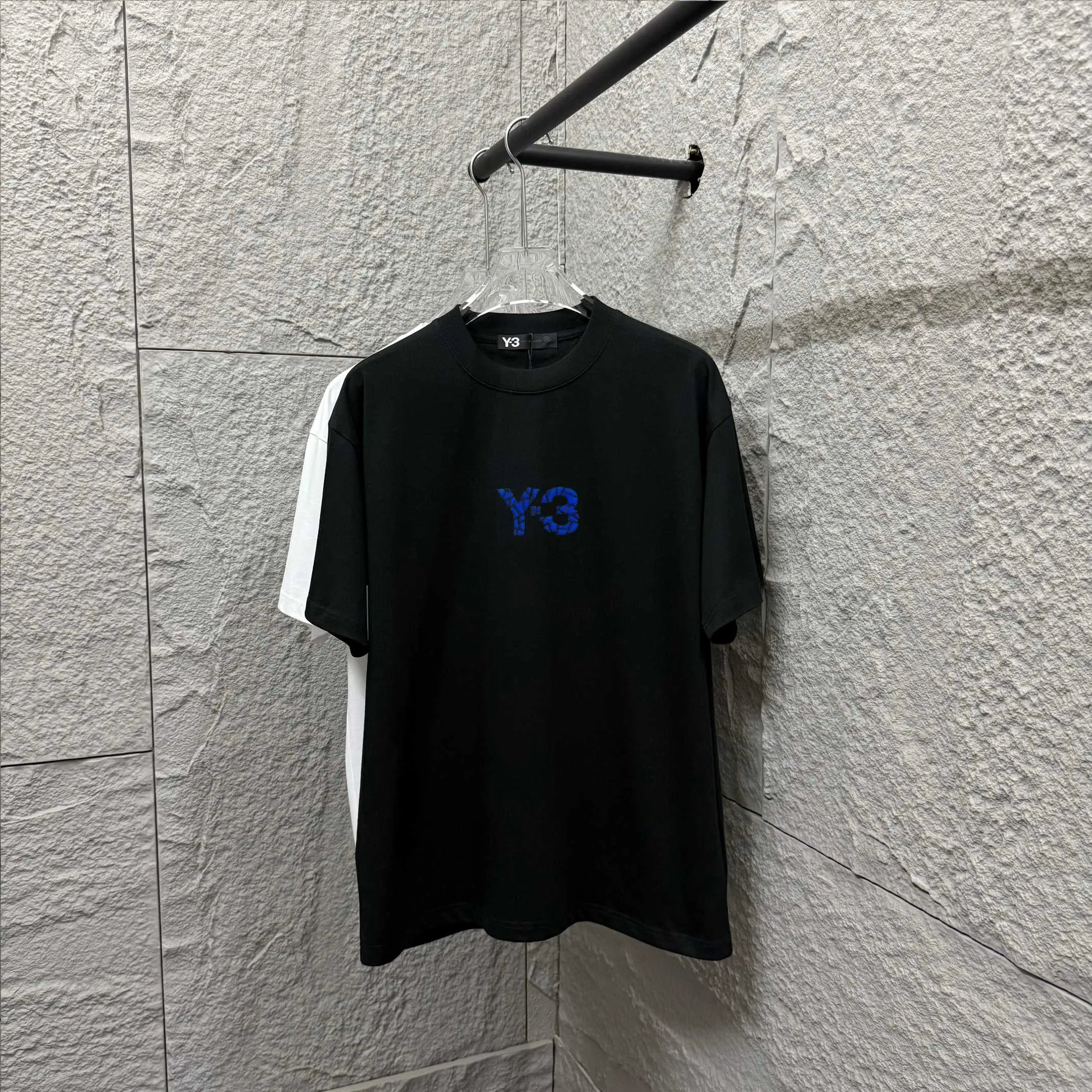 Y 3*Yamamoto*Yoji 2025 Spring and Summer New Arrival Simple signature letters three-dimensional flocking three-dimensional technology Y-3 Customized double yarn plain cotton fabric Short-sleeved T-shirt Men and women Same Style Color: Black White Light Pink Light Blue Size: S (90-130 catties) M (120-150 catties) L (140-165 catties) XL (160-180 catties) XXL (180 pounds)