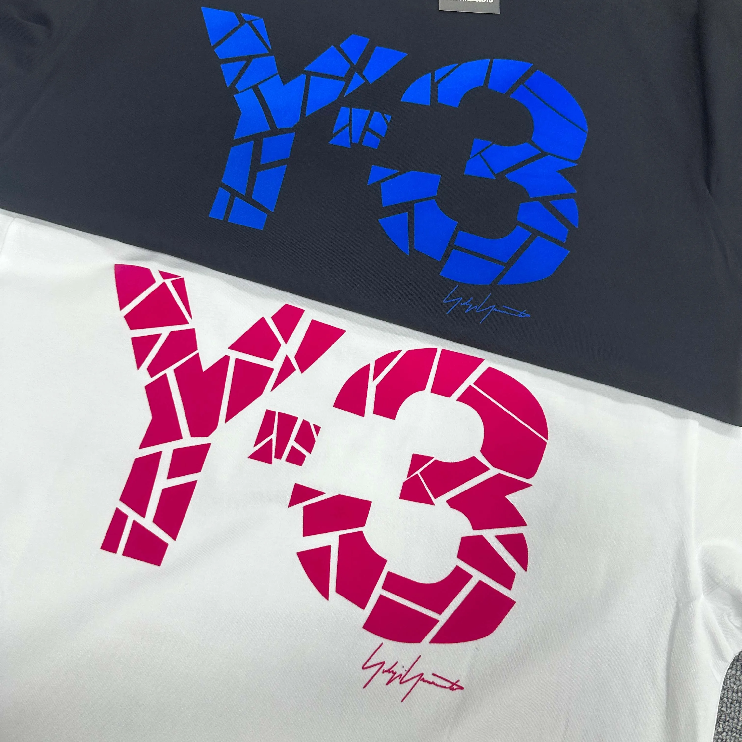 Y 3*Yamamoto*Yoji 2025 Spring and Summer New Arrival Simple signature letters three-dimensional flocking three-dimensional technology Y-3 Customized double yarn plain cotton fabric Short-sleeved T-shirt Men and women Same Style Color: Black White Light Pink Light Blue Size: S (90-130 catties) M (120-150 catties) L (140-165 catties) XL (160-180 catties) XXL (180 pounds)