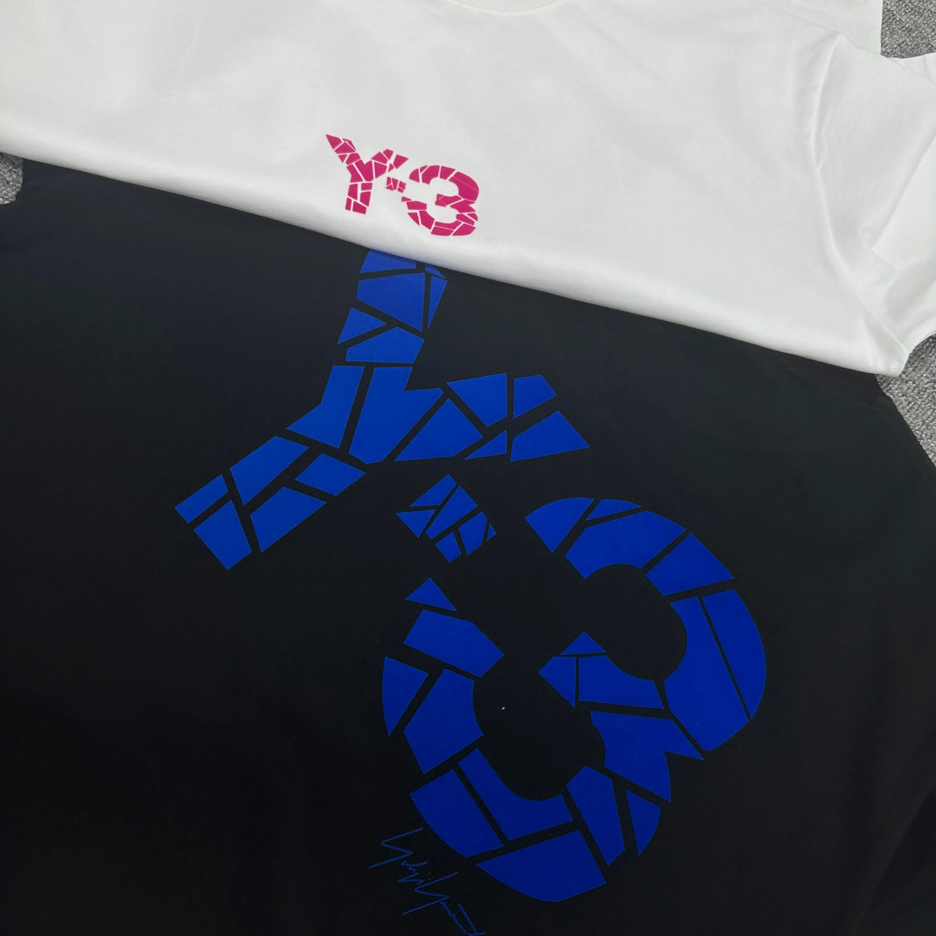 Y 3*Yamamoto*Yoji 2025 Spring and Summer New Arrival Simple signature letters three-dimensional flocking three-dimensional technology Y-3 Customized double yarn plain cotton fabric Short-sleeved T-shirt Men and women Same Style Color: Black White Light Pink Light Blue Size: S (90-130 catties) M (120-150 catties) L (140-165 catties) XL (160-180 catties) XXL (180 pounds)