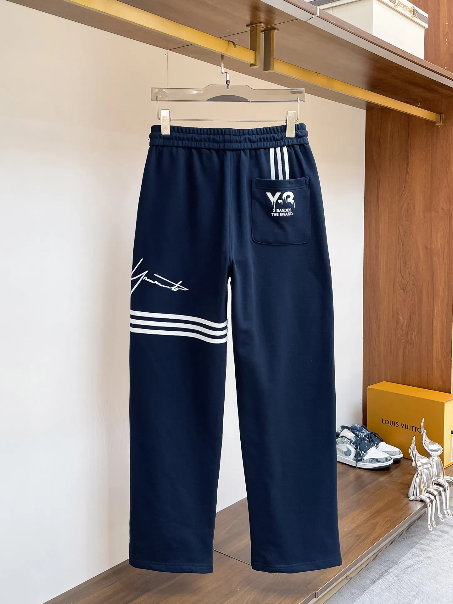 Y 3 [Higher version] The latest products for autumn and winter 2026, available at the counter simultaneously, original goods, fashionable casual trousers and casual pants, using imported original fabrics, top-grade embroidery 🪡 craft letter pattern logo, original hardware accessories decoration, simple yet fashionable, fashionable and handsome upper body, Sizes: M-3XL