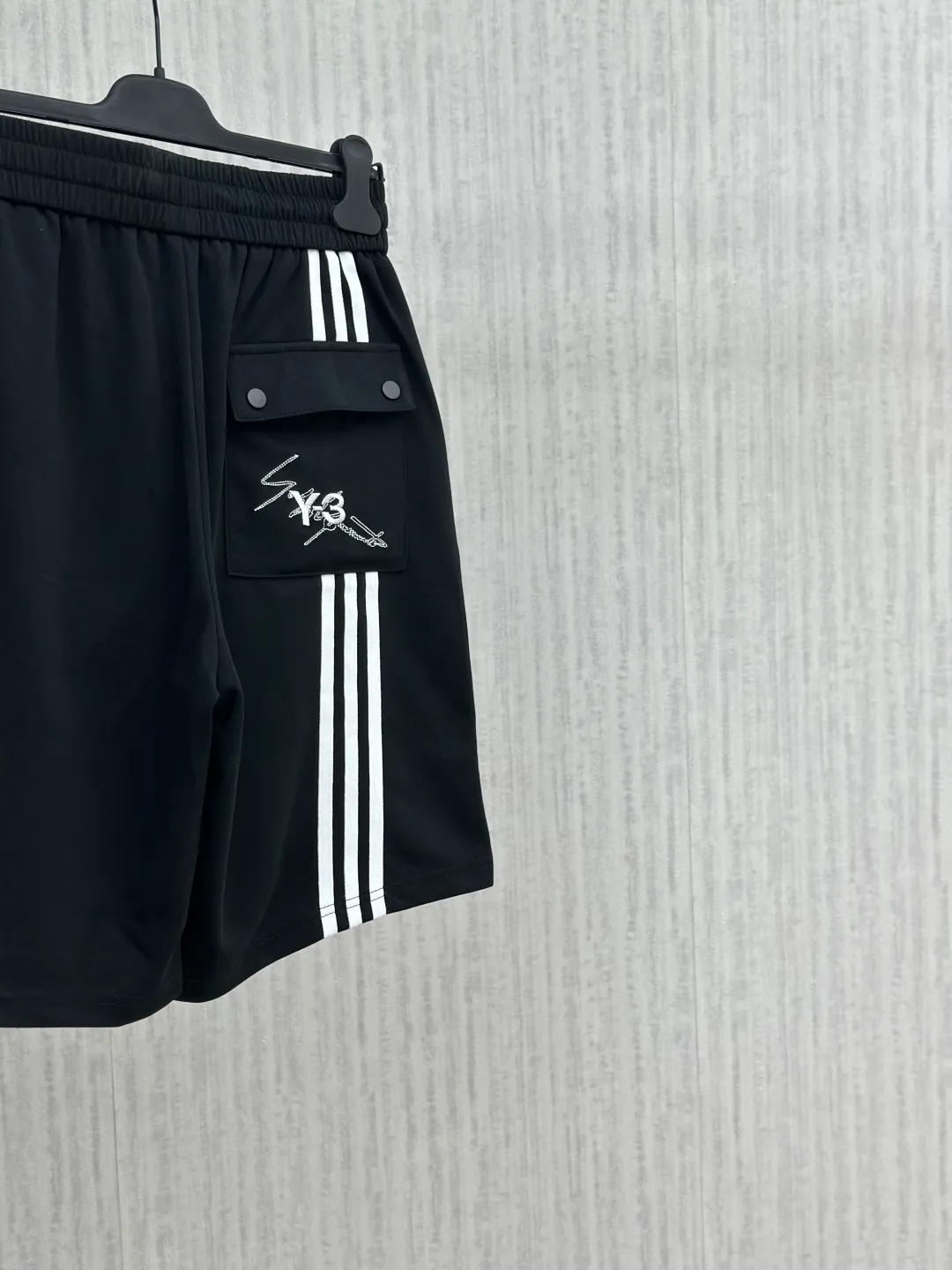 Y 3 2026 summer New Arrival casual shorts, advanced custom fabrics, extremely comfortable, impeccable details, top-grade accessories, original logo design concept, delicate and soft feel! The upper body fit is awesome! Size: M-XXXL Please state your height and weight when ordering