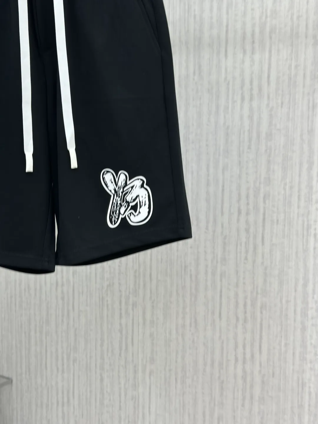 Y 3 2026 summer New Arrival casual shorts, advanced custom fabrics, extremely comfortable, impeccable details, top-grade accessories, original logo design concept, delicate and soft feel! The upper body fit is awesome! Size: M-XXXL Please state your height and weight when ordering