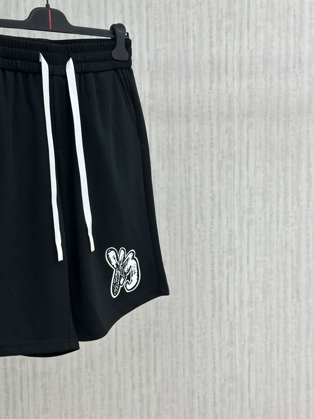 Y 3 2026 summer New Arrival casual shorts, advanced custom fabrics, extremely comfortable, impeccable details, top-grade accessories, original logo design concept, delicate and soft feel! The upper body fit is awesome! Size: M-XXXL Please state your height and weight when ordering